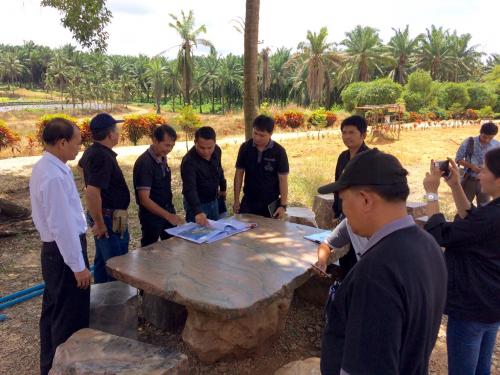 นายประกอบ ชมเชย ปฏิรูปที่ดินจังหวัดชุมพร และเจ้าหน้าที่ ส.ป.ก.ชุมพร พร้อมด้วยเจ้าหน้าที่ ส.ป.ก.ส่วนกลางจากกลุ่มจัดการที่ดินรัฐและกลุ่มวางแผนพัฒนาพื้นที่ ร่วมประชุมเตรียมการดำเนินการจัดที่ดินชุมชนตามนโยบายรัฐบาล
