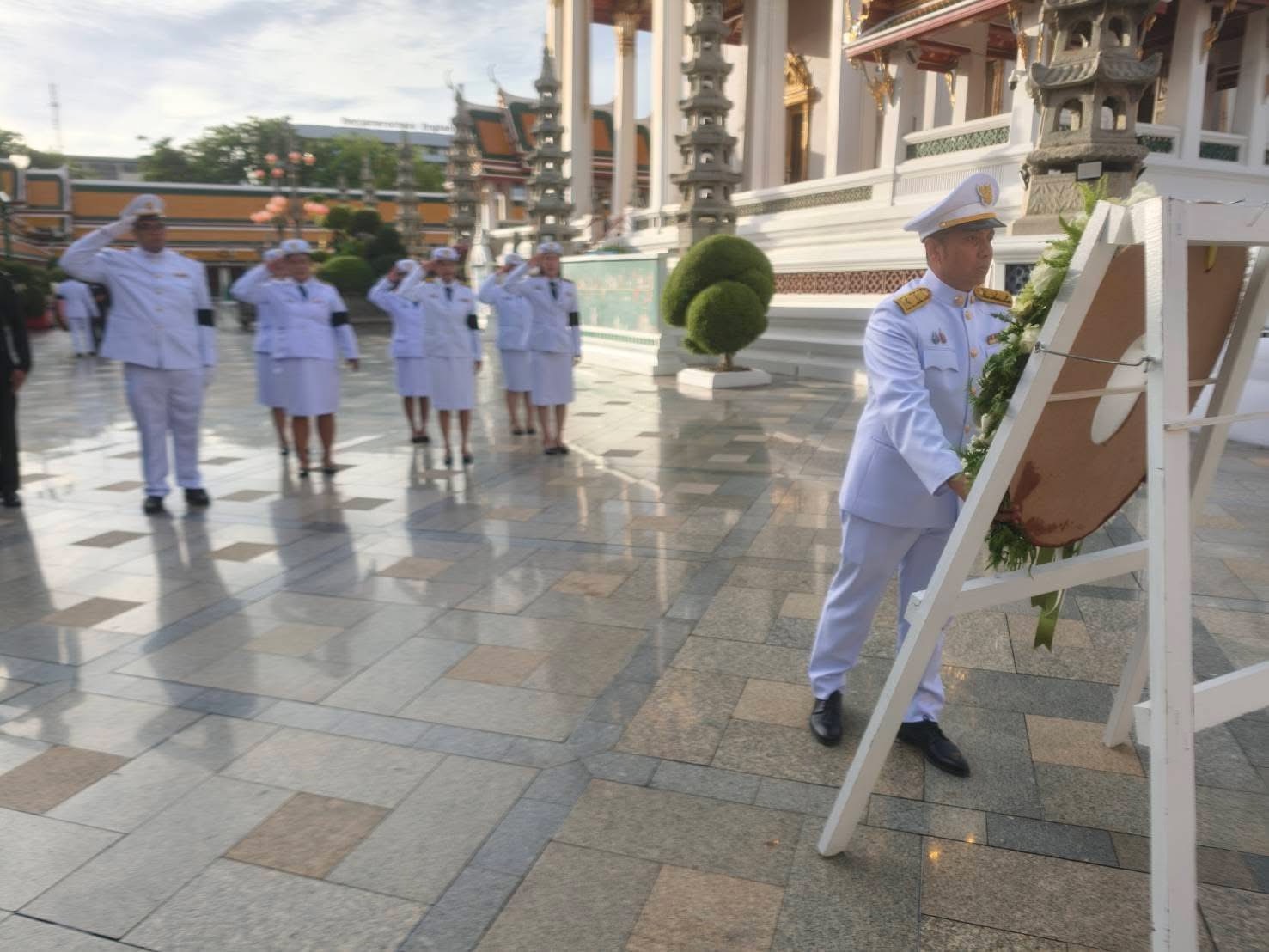 title - สจก. ร่วมวางพวงมาลาถวายราชสักการะ พระบาทสมเด็จพระปรเมนทรมหาอานันทมหิดล พระอัฐมรามาธิบดินทร