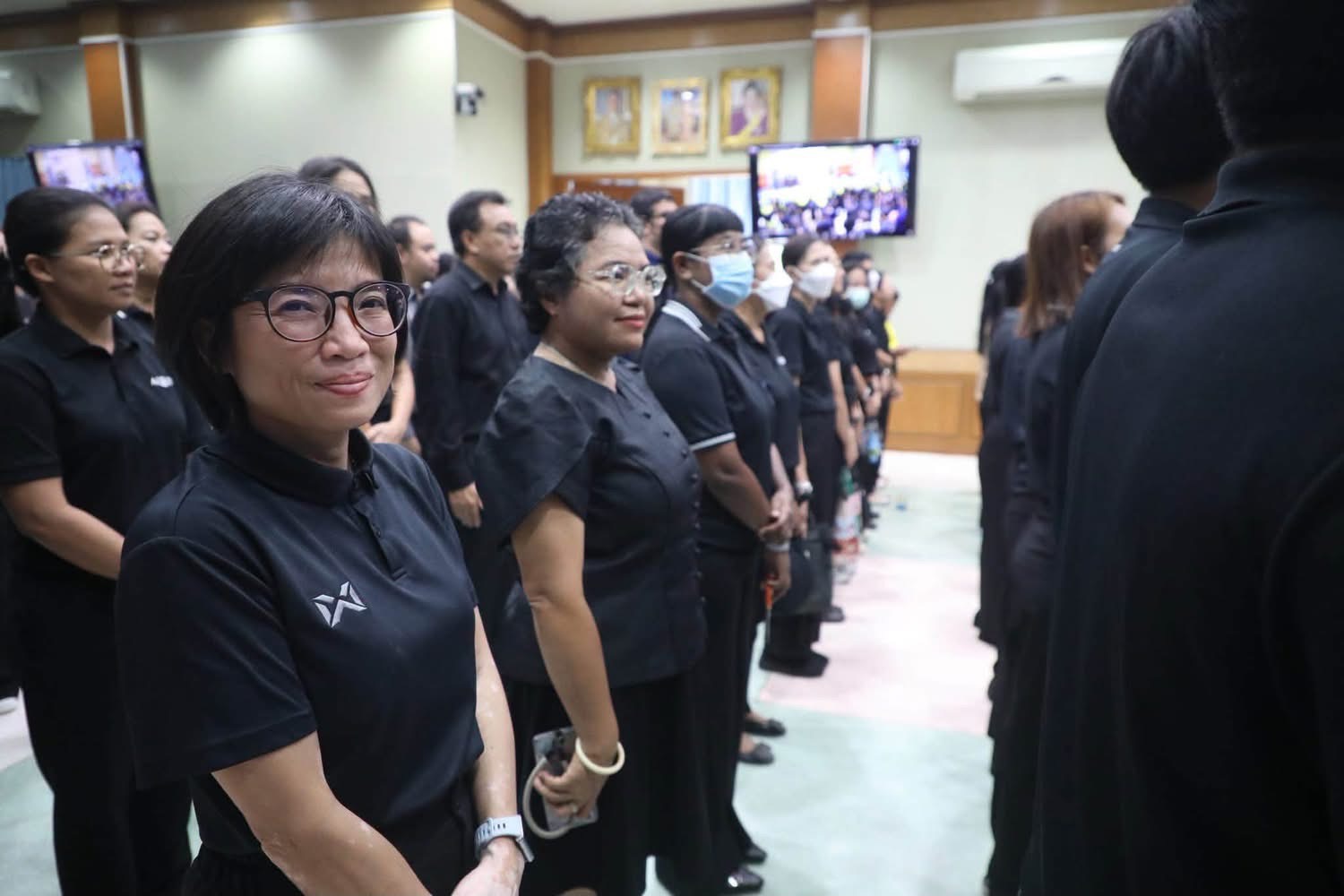 title - สจก. ร่วมกิจกรรมจิตอาสา “ประดิษฐ์ดอกไม้ถวายความอาลัย” แด่สมเด็จพระบรมราชชนนีพันปีหลวง