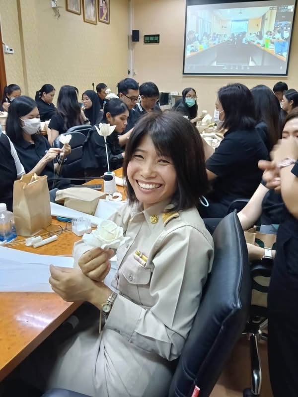 title - สจก. ร่วมกิจกรรมจิตอาสา “ประดิษฐ์ดอกไม้ถวายความอาลัย” แด่สมเด็จพระบรมราชชนนีพันปีหลวง