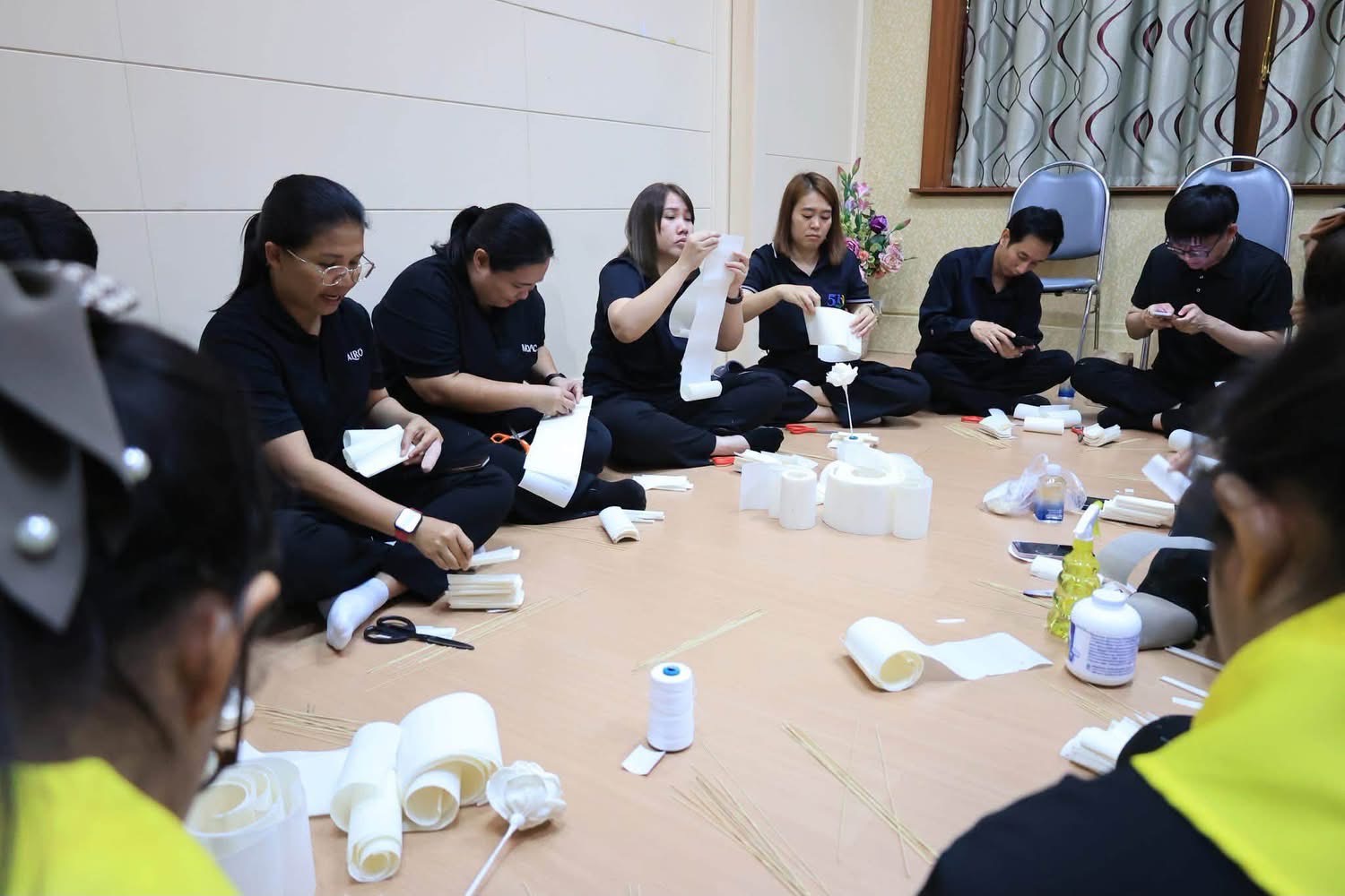 title - สจก. ร่วมกิจกรรมจิตอาสา “ประดิษฐ์ดอกไม้ถวายความอาลัย” แด่สมเด็จพระบรมราชชนนีพันปีหลวง