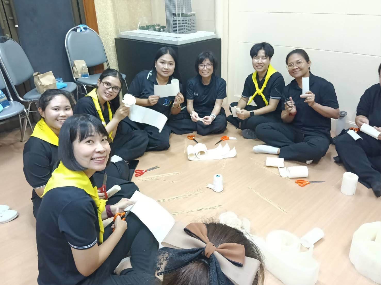 title - สจก. ร่วมกิจกรรมจิตอาสา “ประดิษฐ์ดอกไม้ถวายความอาลัย” แด่สมเด็จพระบรมราชชนนีพันปีหลวง