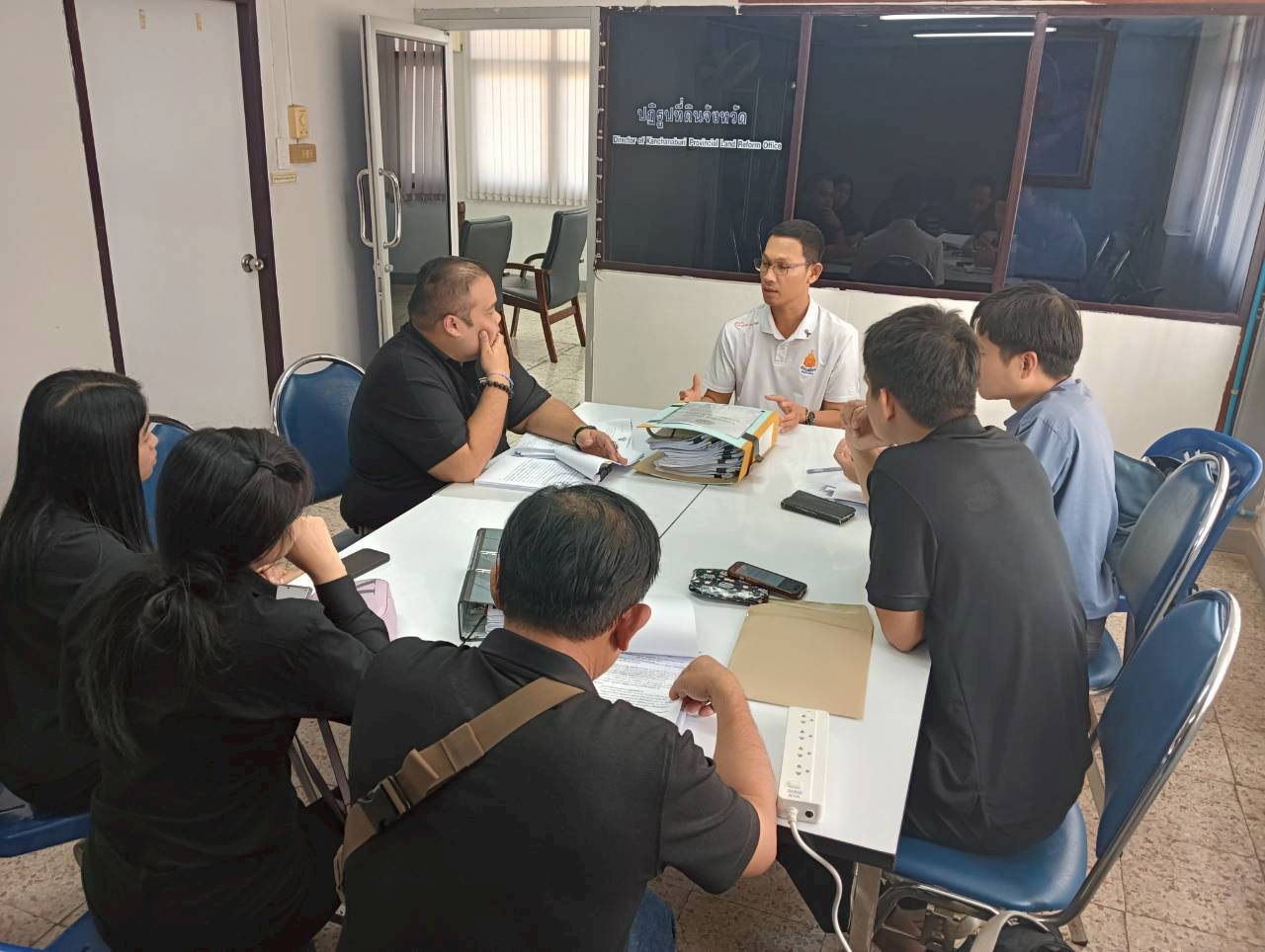 สำนักกฎหมาย มอบหมายเจ้าหน้าที่ให้การสนับสนุนข้อมูลและให้คำปรึกษาด้านกฎหมายและแนวทางปฏิบัติกรณีร้องขอความเป็นธรรมในพื้นที่เขตปฏิรูปที่ดินจังหวัดกาญจนบุรี