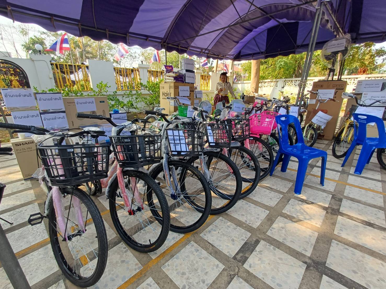 title - วันที่ 19 มกราคม 2569 เวลา 09.00 น. นางสาววรัญญา นิ่มกุล ปฏิรูปที่ดินจังหวัดลพบุรี และเจ้าหน้าที่ ส.ป.ก.ลพบุรี เข้าร่วมกิจกรรม “วันรวมน้ำใจให้เหล่ากาชาดจังหวัดลพบุรี”และร่วมบริจาคเงินให้กับเหล่ากาชาดจังหวัดลพบุรี เพื่อนำไปดูแลความเป็นอยู่ของผู้ยากไร้ ผู้ด้อยโอกาส การส่งเสริมคุณภาพชีวิต ให้แก่ประชาชน เพื่อให้ประชาชนที่เดือดร้อนมีคุณภาพชีวิต และความเป็นอยู่ที่ดีขึ้น ณ จวนผู้ว่าราชการจังหวัดลพบุรี อำเภอเมืองลพบุรี จังหวัดลพบุรี