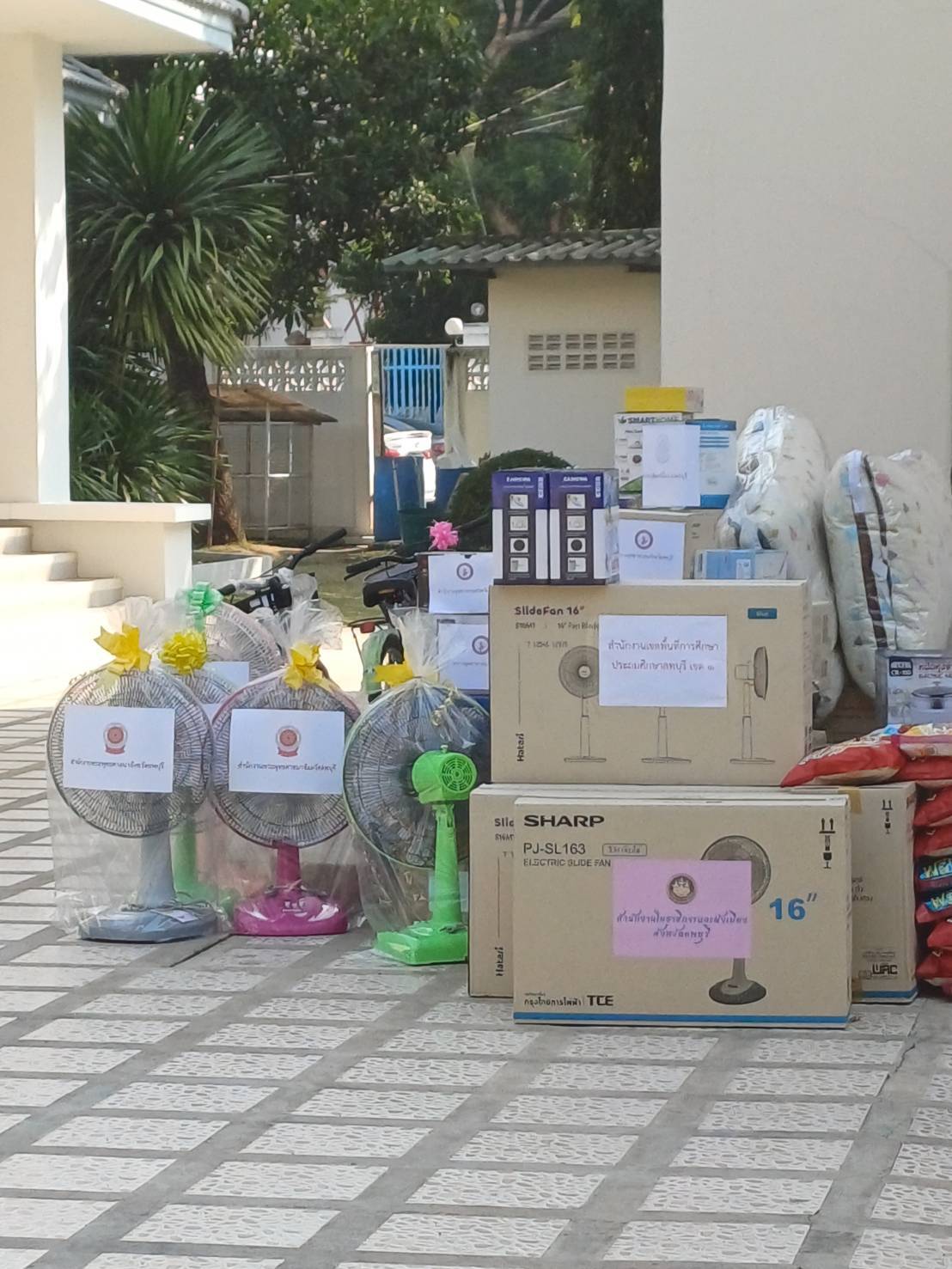 title - วันที่ 19 มกราคม 2569 เวลา 09.00 น. นางสาววรัญญา นิ่มกุล ปฏิรูปที่ดินจังหวัดลพบุรี และเจ้าหน้าที่ ส.ป.ก.ลพบุรี เข้าร่วมกิจกรรม “วันรวมน้ำใจให้เหล่ากาชาดจังหวัดลพบุรี”และร่วมบริจาคเงินให้กับเหล่ากาชาดจังหวัดลพบุรี เพื่อนำไปดูแลความเป็นอยู่ของผู้ยากไร้ ผู้ด้อยโอกาส การส่งเสริมคุณภาพชีวิต ให้แก่ประชาชน เพื่อให้ประชาชนที่เดือดร้อนมีคุณภาพชีวิต และความเป็นอยู่ที่ดีขึ้น ณ จวนผู้ว่าราชการจังหวัดลพบุรี อำเภอเมืองลพบุรี จังหวัดลพบุรี