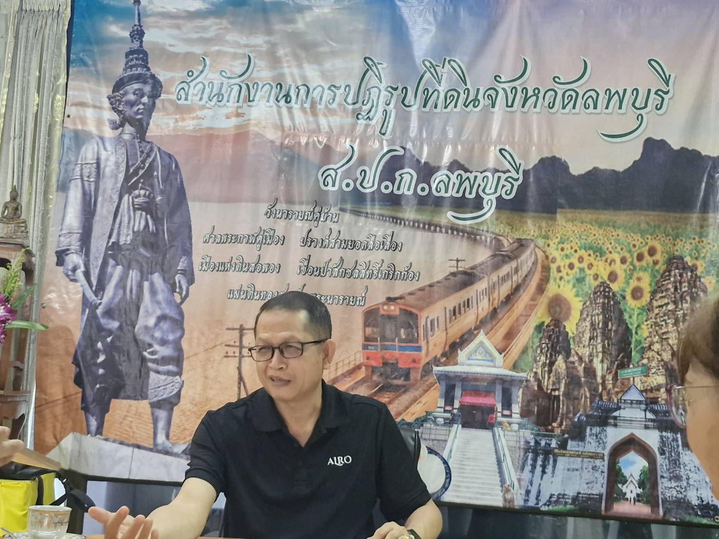 title - วันศุกร์ที่ 30 มกราคม 2569 เวลา 09.30 น. นายคมกฤษ แป้นโพธิ์กลาง ผู้ตรวจราชการกรม สำนักงานการปฏิรูปที่ดินเพื่อเกษตรกรรม ได้เข้าตรวจติดตามงานตามแผนงานของสำนักงานการปฏิรูปที่ดินจังหวัดลพบุรี ประจำปีงบประมาณ พ.ศ. 2569 รอบที่ 1 	ในการนี้ ผู้ตรวจราชการกรม ได้ให้ข้อเสนอแนะ แนวทางการแก้ไขปัญหา แนวทางการดำเนินงานที่เป็นประโยชน์ พร้อมทั้งให้เจ้าหน้าที่ทุกท่านปฏิบัติหน้าที่ด้วยความซื่อสัตย์ สุจริต มีความสามัคคี และได้ให้ขวัญกำลังใจในการปฏิบัติงานเพื่อให้ผลการปฏิบัติงานสำเร็จตามแผนงาน ณ ห้องประชุมสำนักงานการปฏิรูปที่ดินจังหวัดลพบุรี