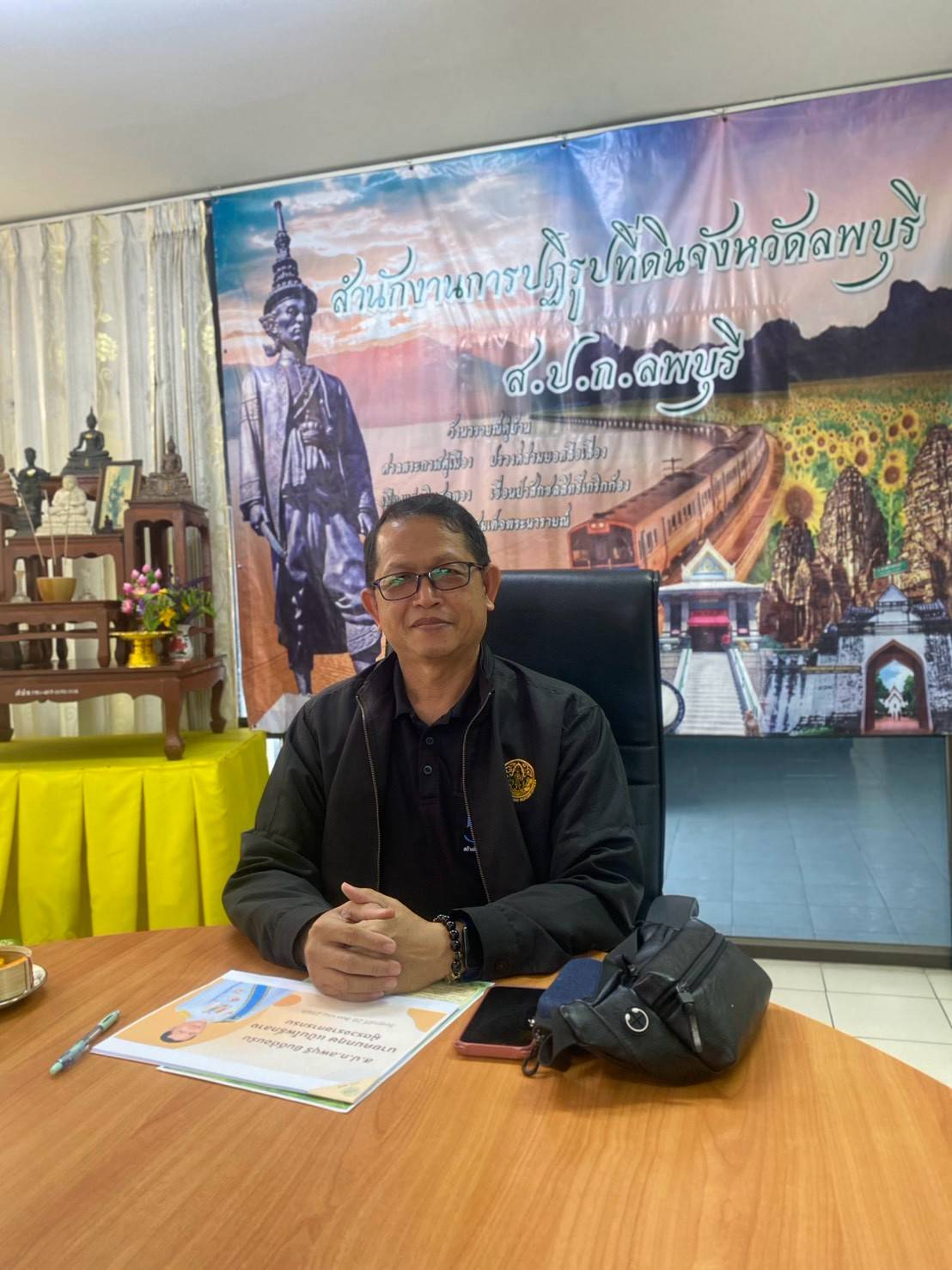title - วันศุกร์ที่ 28 สิงหาคม 2569 เวลา 09.30 น. นายคมกฤษ แป้นโพธิ์กลาง ผู้ตรวจราชการกรม สำนักงานการปฏิรูปที่ดินเพื่อเกษตรกรรม ได้เข้าตรวจติดตามงานตามแผนงานของสำนักงานการปฏิรูปที่ดิน              จังหวัดลพบุรี ประจำปีงบประมาณ พ.ศ. 2569 รอบที่ 2 	ในการนี้ ผู้ตรวจราชการกรม ได้ให้ข้อเสนอแนะ แนวทางการแก้ไขปัญหา แนวทางการดำเนินงาน ที่เป็นประโยชน์ พร้อมทั้งให้เจ้าหน้าที่ทุกท่านปฏิบัติหน้าที่ด้วยความซื่อสัตย์ สุจริต มีความสามัคคี และได้ให้ขวัญกำลังใจในการปฏิบัติงานเพื่อให้ผลการปฏิบัติงานสำเร็จตามแผนงาน ณ ห้องประชุมสำนักงานการปฏิรูปที่ดินจังหวัดลพบุรี