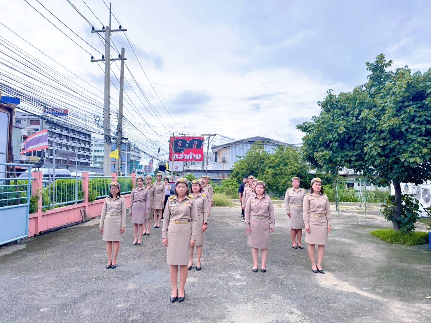 title - วันจันทร์ที่ 28 กันยายน 2569 เวลา 08.00 น. นางสาววรัญญา นิ่มกุล ปฏิรูปที่ดินจังหวัดลพบุรี พร้อมเจ้าหน้าที่ ส.ป.ก.ทุกกลุ่ม/ฝ่าย เข้าร่วมกิจกรรมเนื่องในวันพระราชทานธงชาติไทย (Thai National Flag Day) 28 กันยายน ประจำปี 2569 ณ บริเวณหน้าเสาธงสำนักงานการปฏิรูปที่ดินจังหวัดลพบุรี อ.เมือง จ.ลพบุรี