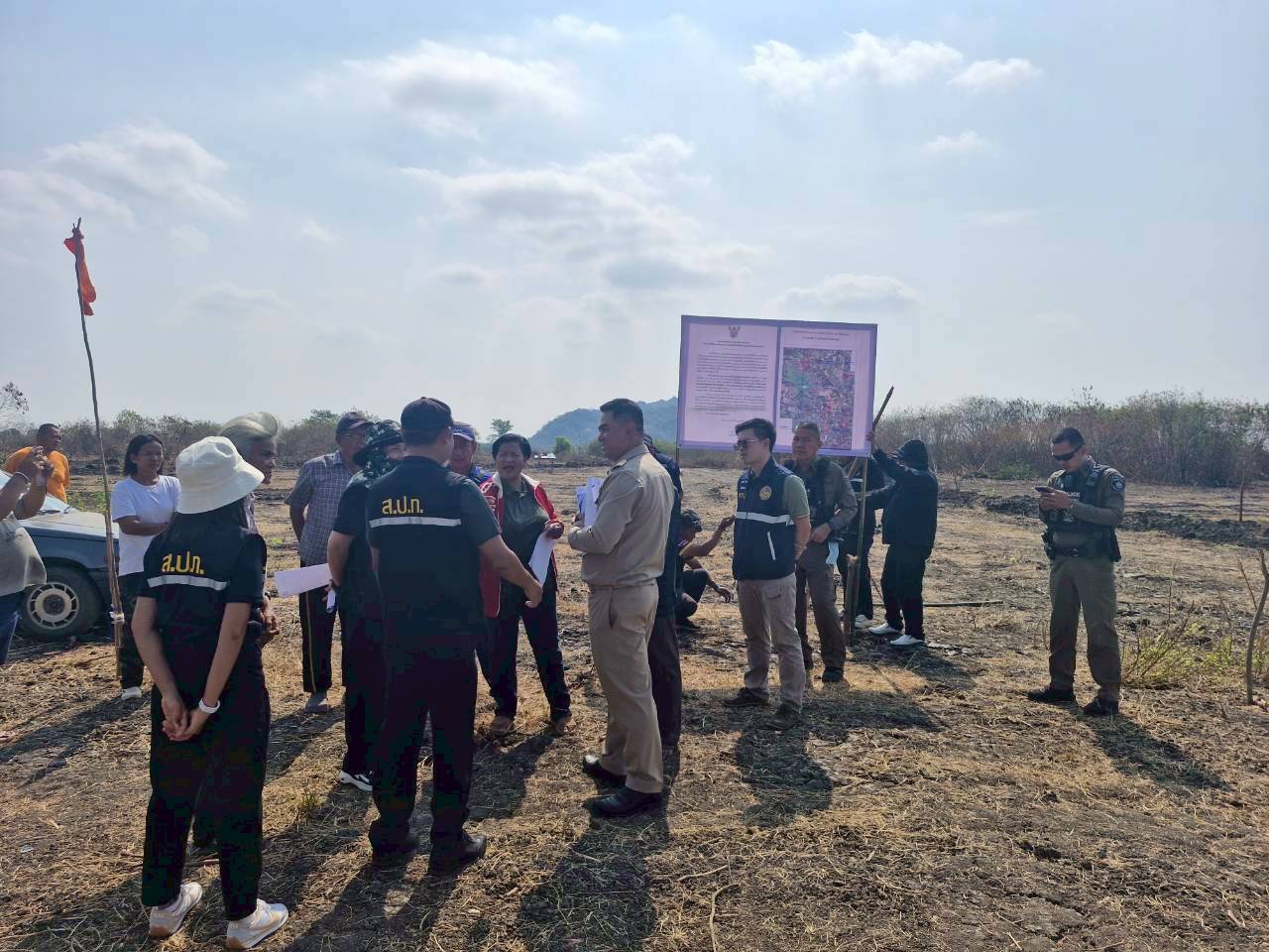 title - ลงพื้นที่ปักป้ายประกาศ เรื่อง ห้ามมิให้บุคคลใดบุกรุกเข้ามาใช้ประโยชน์ในที่ดินในเขตปฏิรูปที่ดินจังหวัดลพบุรี