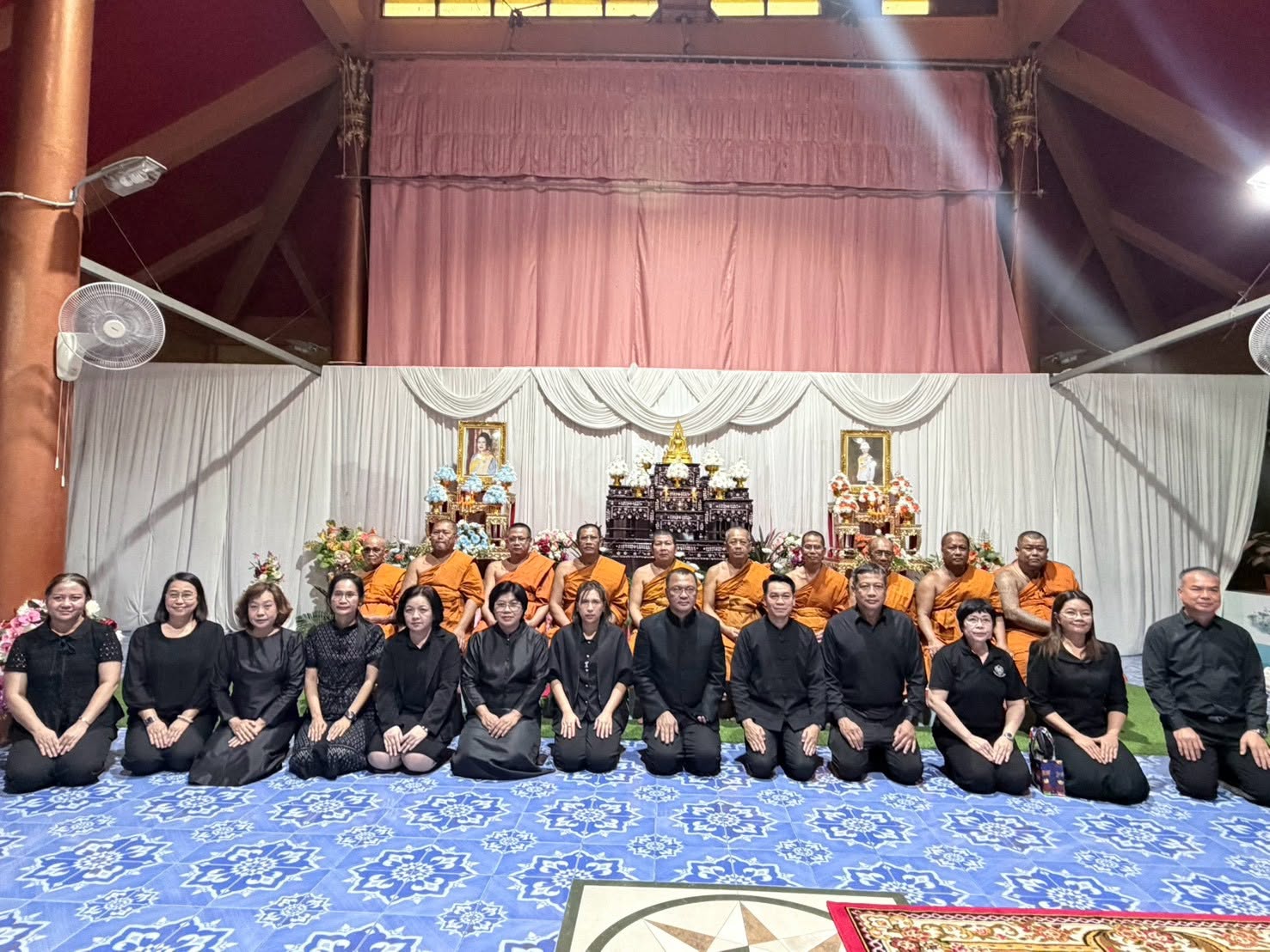 title - วันพฤหัสบดี ที่24 กันยายน 2569 นางสาววรัญญา นิ่มกุล ปฏิรูปที่ดินจังหวัดลพบุรี และเจ้าหน้าที่ฝ่ายบริหารทั่วไป เข้าร่วมพิธีสวดพระพุทธมนต์และเจริญจิตตภาวนาอุทิศถวายพระราชกุศลแด่สมเด็จพระนางเจ้าสิริกิติ์ พระบรมราชินีนาถ พระบรมราชชนนีพันปีหลวง และ อุทิศถวายพระกุศลแด่สมเด็จพระเจ้าลูกเธอ เจ้าฟ้าพัชรกิติยาภา นเรนทิราเทพยวดี กรมหลวงราชสาริณีสิริพัชรมหาวัชราชธิดา ณ วัดซาก ต.ถนนใหญ่ อ.เมือง จ.ลพบุรี