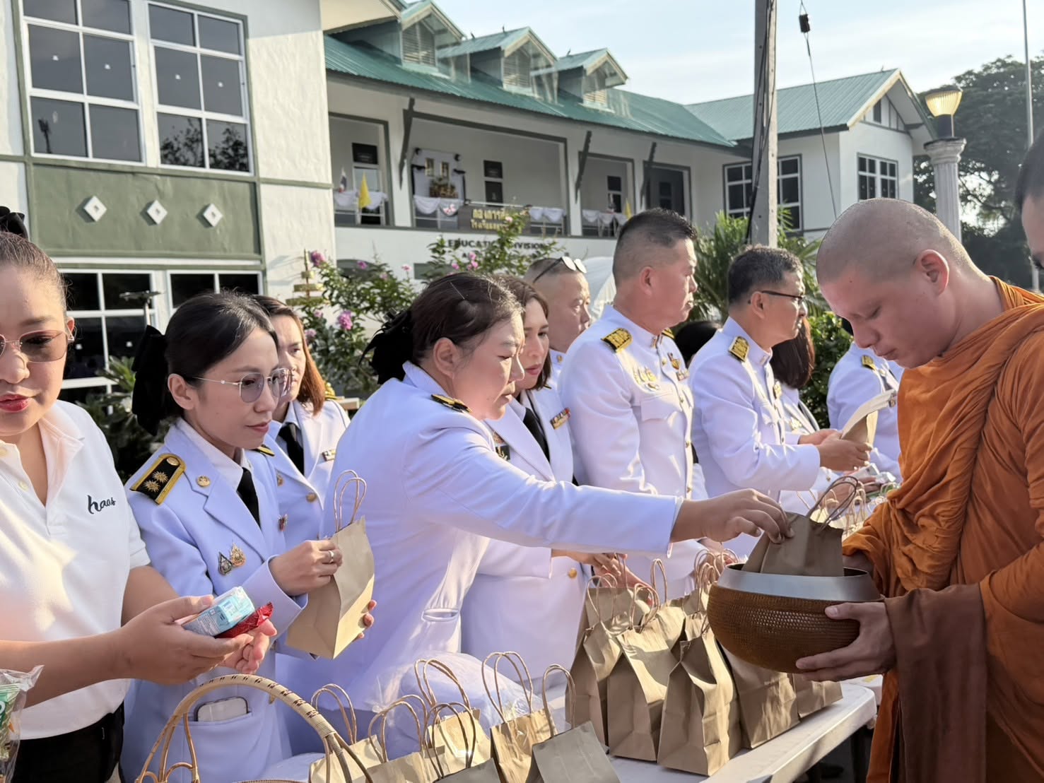 title - วันอังคาร ที่13 ตุลาคม 2569 นางสาววรัญญา นิ่มกุล ปฏิรูปที่ดินจังหวัดลพบุรี และเจ้าหน้าที่ฝ่ายบริหารทั่วไป เข้าร่วมกิจกรรมเนื่องในวันนวมินทรมหาราช 13 ตุลาคม 2569ณ พระบรมราชานุสาวรีย์พระบาทสมเด็จพระบรมชนกาธิเบศร มหาภูมิพลอดุลยเดชมหาราชบรมนาถบพิตร ศูนย์การทหารปืนใหญ่ ค่ายภูมิพล ต.เขาพระงาม อ.เมือง จ.ลพบุรี