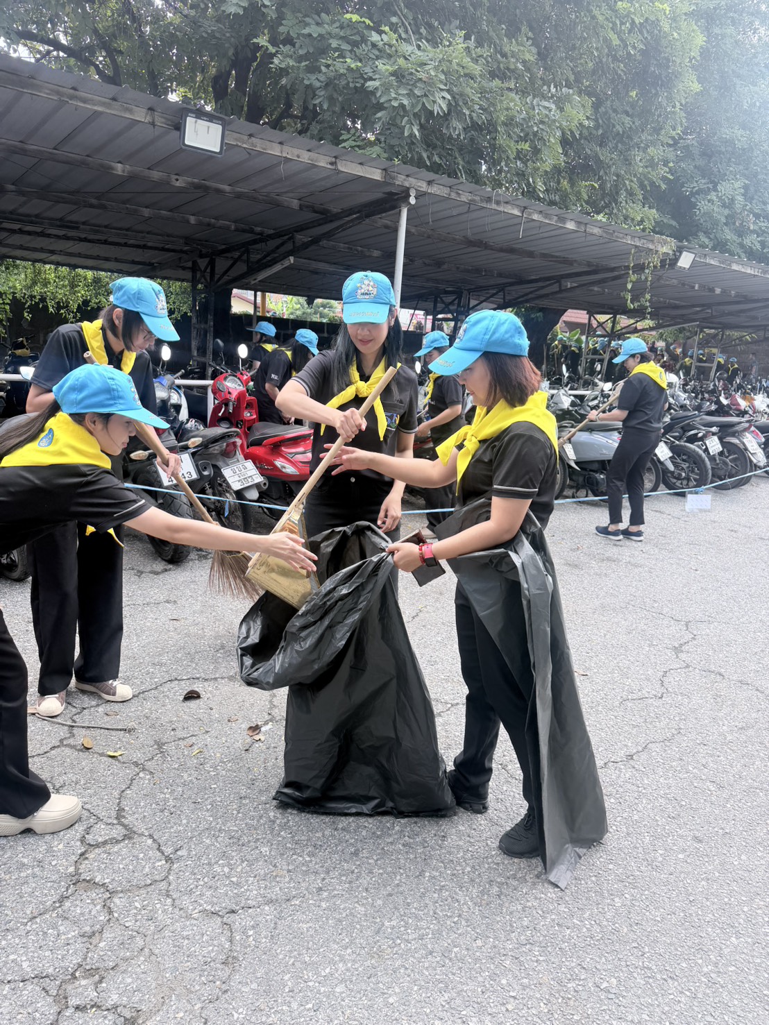title - วันศุกร์ที่ 16 ตุลาคม 2569 นางสาววรัญญา นิ่มกุล ปฏิรูปที่ดินจังหวัดลพบุรีมอบหมายจ้าหน้าที่ทุกกลุ่ม/ฝ่าย เข้าร่วมกิจกรรมจิตอาสาพัฒนาเนื่องในวันคล้ายวันสวรรคตพระบาทสมเด็จพระจุลจอมเกล้าเจ้าอยู่หัว(วันปิยมหาราช) ณ สถานีรถไฟลพบุรี ตำบลท่าหิน อำเภอเมืองลพบุรี จังหวัดลพบุรี