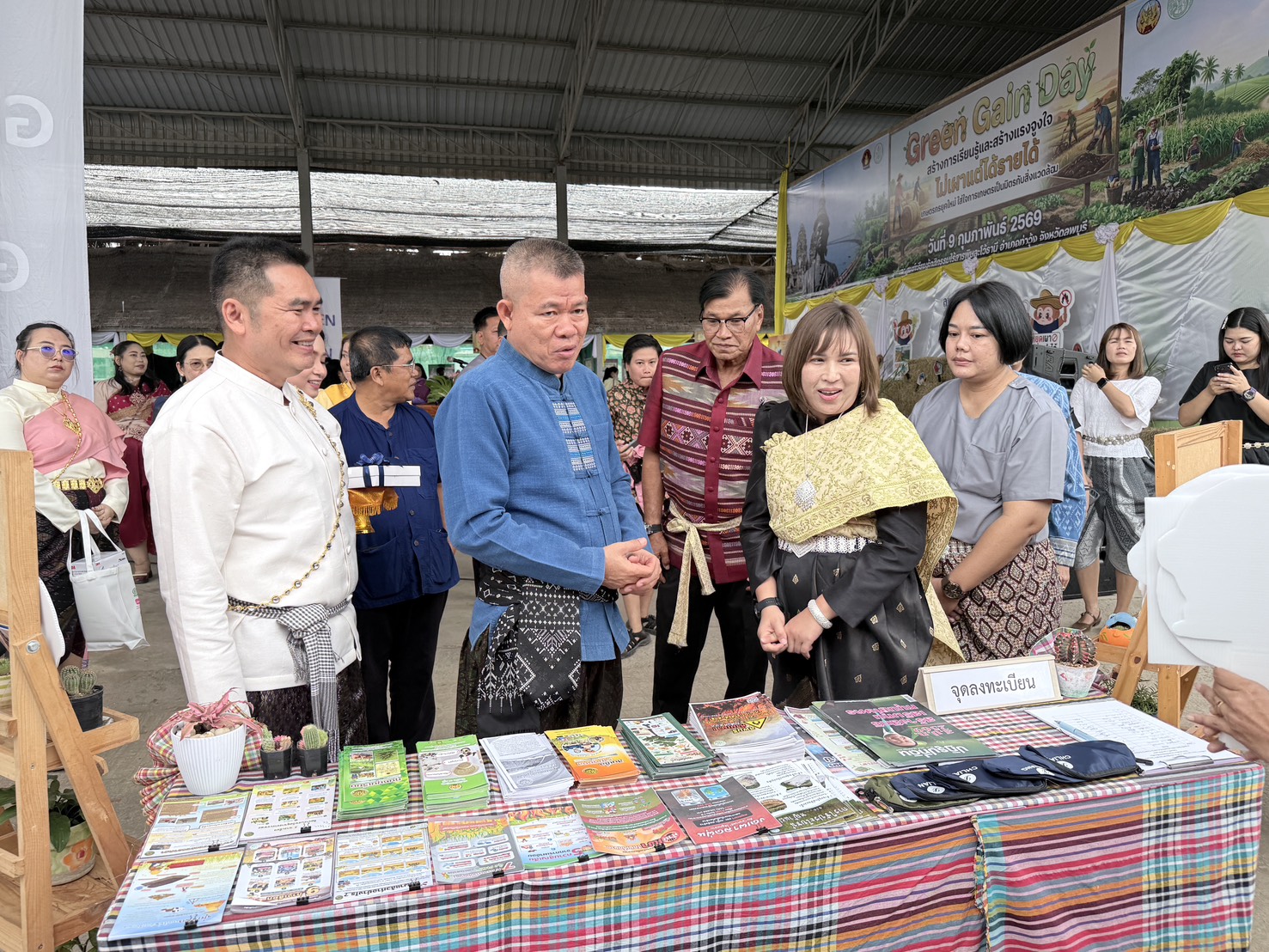 title - วันจันทร์ที่ 9 กุมภาพันธ์ 2569 ว่าที่ร้อยตรี ทรงพล แป้นแก้ว รองผู้ว่าราชการจังหวัดลพบุรี เป็นประธานในพิธีเปิดงาน “Green Gain Day” สร้างการเรียนรู้และสร้างแรงจูงใจ “ไม่เผาแต่ได้รายได้” ภายใต้โครงการส่งเสริมการเกษตรที่เป็นมิตรกับสิ่งแวดล้อม ปี 2569ทั้งนี้ นางสาววรัญญา นิ่มกุล ปฏิรูปที่ดินจังหวัดลพบุรี พร้อมด้วยเจ้าหน้าที่กลุ่มยุทธศาสตร์ และการปฏิรูปที่ดิน ร่วมจัดนิทรรศการ “Green Gain Day” สร้างการเรียนรู้และสร้างแรงจูงใจ  “ไม่เผาแต่ได้รายได้” เพื่อเสริมสร้างการมีส่วนร่วมของเกษตรกรและชุมชนในการบริหารจัดการพื้นที่ และแก้ไขปัญหาการเผาในพื้นที่เกษตร ตลอดจนแนวทางการสร้างมูลค่าเพิ่มจากเศษวัสดุเหลือใช้ทางการเกษตร ณ ศูนย์เรียนรู้กสิกรรมไร้สารพิษละโว้ธานี ตำบลท่าวุ้ง อำเภอท่าวุ้ง จังหวัดลพบุรี