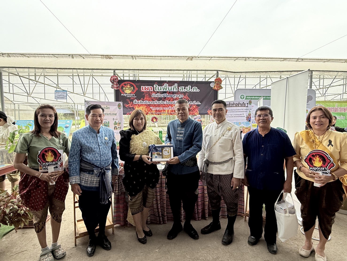 title - วันจันทร์ที่ 9 กุมภาพันธ์ 2569 ว่าที่ร้อยตรี ทรงพล แป้นแก้ว รองผู้ว่าราชการจังหวัดลพบุรี เป็นประธานในพิธีเปิดงาน “Green Gain Day” สร้างการเรียนรู้และสร้างแรงจูงใจ “ไม่เผาแต่ได้รายได้” ภายใต้โครงการส่งเสริมการเกษตรที่เป็นมิตรกับสิ่งแวดล้อม ปี 2569ทั้งนี้ นางสาววรัญญา นิ่มกุล ปฏิรูปที่ดินจังหวัดลพบุรี พร้อมด้วยเจ้าหน้าที่กลุ่มยุทธศาสตร์ และการปฏิรูปที่ดิน ร่วมจัดนิทรรศการ “Green Gain Day” สร้างการเรียนรู้และสร้างแรงจูงใจ  “ไม่เผาแต่ได้รายได้” เพื่อเสริมสร้างการมีส่วนร่วมของเกษตรกรและชุมชนในการบริหารจัดการพื้นที่ และแก้ไขปัญหาการเผาในพื้นที่เกษตร ตลอดจนแนวทางการสร้างมูลค่าเพิ่มจากเศษวัสดุเหลือใช้ทางการเกษตร ณ ศูนย์เรียนรู้กสิกรรมไร้สารพิษละโว้ธานี ตำบลท่าวุ้ง อำเภอท่าวุ้ง จังหวัดลพบุรี