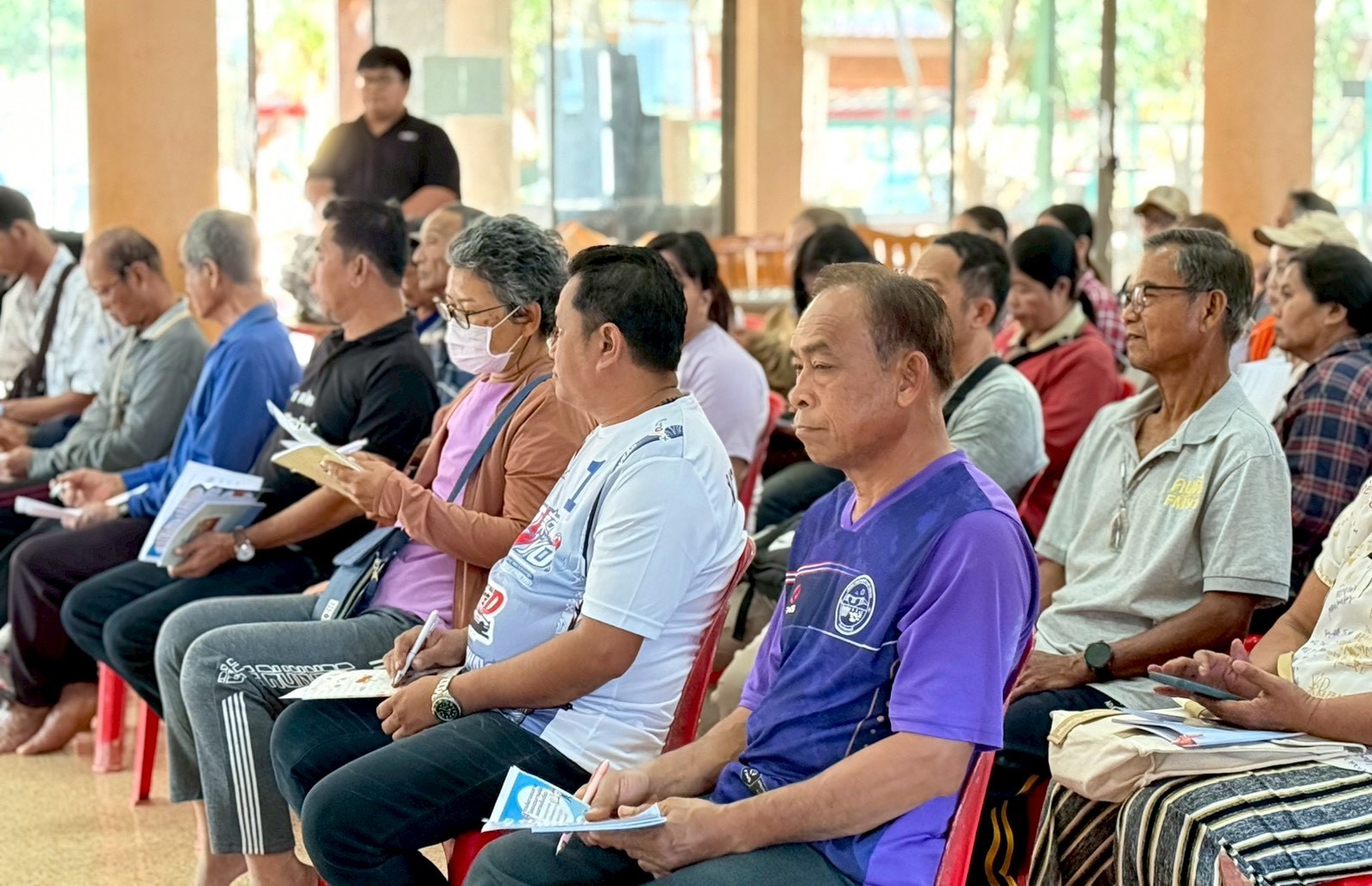 title - วันที่ 12 กุมภาพันธ์ 2569 นางสาววรัญญา นิ่มกุล ปฏิรูปที่ดินจังหวัดลพบุรี มอบหมายให้กลุ่มยุทธศาสตร์ และการปฏิรูปที่ดิน ดำเนินการจัดฝึกอบรมโครงการพัฒนาเกษตรกรรมยั่งยืนในเขตปฏิรูปที่ดินจังหวัดลพบุรี ปีงบประมาณ พ.ศ. 2569 หลักสูตร 2 การพัฒนาและส่งเสริมการเพิ่มมูลค่าสินค้าเกษตรกรรมยั่งยืนในเขตปฏิรูปที่ดิน ให้แก่เกษตรกร ในเขตปฏิรูปที่ดิน ตำบลหัวลำ อำเภอท่าหลวง และตำบลห้วยขุนราม อำเภอพัฒนานิคม จังหวัดลพบุรี จำนวน 50 ราย  ณ วัดศิริธรรมวนาราม (วัดทุ่งดินแดง)  หมู่ที่ 6 ตำบลหัวลำ อำเภอท่าหลวง จังหวัดลพบุรี โดยมีวัตถุประสงค์เพื่อส่งเสริม และสนับสนุนเกษตรกรในการพัฒนายกระดับการผลิต เพิ่มมูลค่าสินค้า และเพิ่มช่องทางการสร้างรายได้ ด้วยการจัดการเกษตรกรรมยั่งยืนตลอดห่วงโซ่คุณค่า รวมทั้งผู้นำเกษตรกรให้เป็นผู้ประกอบการเกษตรกรรมยั่งยืนในระดับที่พึ่งตนเองได้  สามารถเป็นต้นแบบในการขยายผลการพัฒนาให้แก่เกษตรกรในเขตปฏิรูปที่ดินจังหวัดลพบุรี