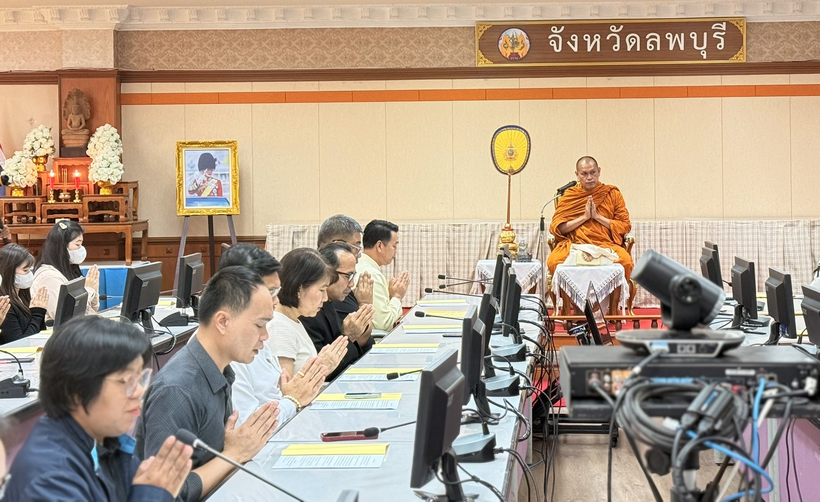 title - นางสาววรัญญา นิ่มกุล ปฏิรูปที่ดินจังหวัดลพบุรี มอบหมายให้กลุ่มยุทธศาสตร์ฯ  เข้าร่วมกิจกรรม “เข้าพรรษา เข้าหาธรรม”  ณ ห้องประชุมทานตะวัน ชั้น ๕ ศาลากลางจังหวัดลพบุรี