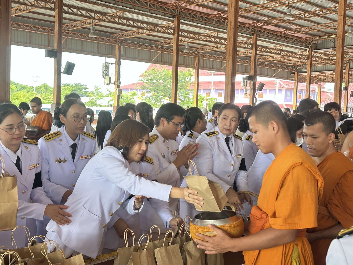 title - วันพุธที่ 12 สิงหาคม 2569 นางสาววรัญญา นิ่มกุล ปฏิรูปที่ดินจังหวัดลพบุรีและเจ้าหน้าที่ ส.ป.ก.ลพบุรีเข้าร่วมกิจกรรมพิธีเจริญพระพุทธมนต์และทำบุญตักบาตรถวายเป็นพระราชกุศลเนื่องในโอกาสวันคล้ายวันพระราชสมภพสมเด็จพระนางเจ้าสิริกิติ์พระบรมราชินีนาถพระบรมราชชนนีพันปีหลวงและวันแม่แห่งชาติ 12 สิงหาคม 2569 โดยมีนายวีรพงศ์ ฤทธิ์รอด ผู้ว่าราชการจังหวัดลพบุรี เป็นประธานในพิธี ณ โรงเรียนวินิตศึกษาในพระราชูปถัมภ์แห่งที่ 2 ตำบลโพธิ์เก้าต้น อำเภอเมืองลพบุรี จังหวัดลพบุรี