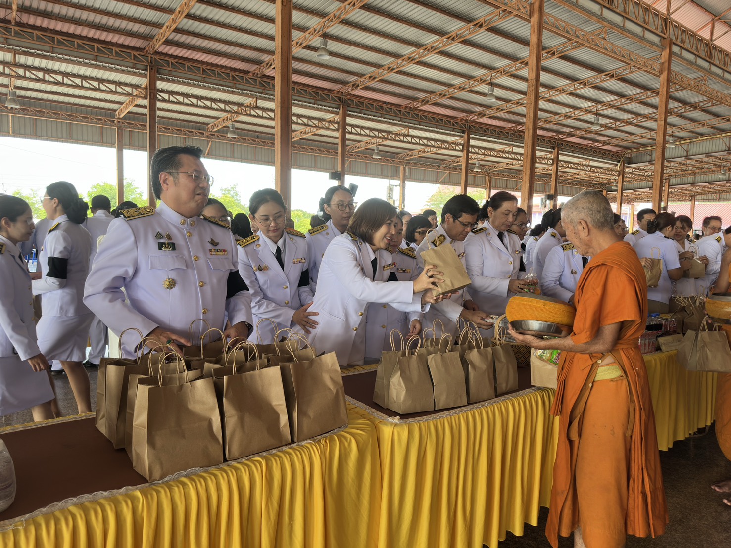 title - วันพุธที่ 12 สิงหาคม 2569 นางสาววรัญญา นิ่มกุล ปฏิรูปที่ดินจังหวัดลพบุรีและเจ้าหน้าที่ ส.ป.ก.ลพบุรีเข้าร่วมกิจกรรมพิธีเจริญพระพุทธมนต์และทำบุญตักบาตรถวายเป็นพระราชกุศลเนื่องในโอกาสวันคล้ายวันพระราชสมภพสมเด็จพระนางเจ้าสิริกิติ์พระบรมราชินีนาถพระบรมราชชนนีพันปีหลวงและวันแม่แห่งชาติ 12 สิงหาคม 2569 โดยมีนายวีรพงศ์ ฤทธิ์รอด ผู้ว่าราชการจังหวัดลพบุรี เป็นประธานในพิธี ณ โรงเรียนวินิตศึกษาในพระราชูปถัมภ์แห่งที่ 2 ตำบลโพธิ์เก้าต้น อำเภอเมืองลพบุรี จังหวัดลพบุรี