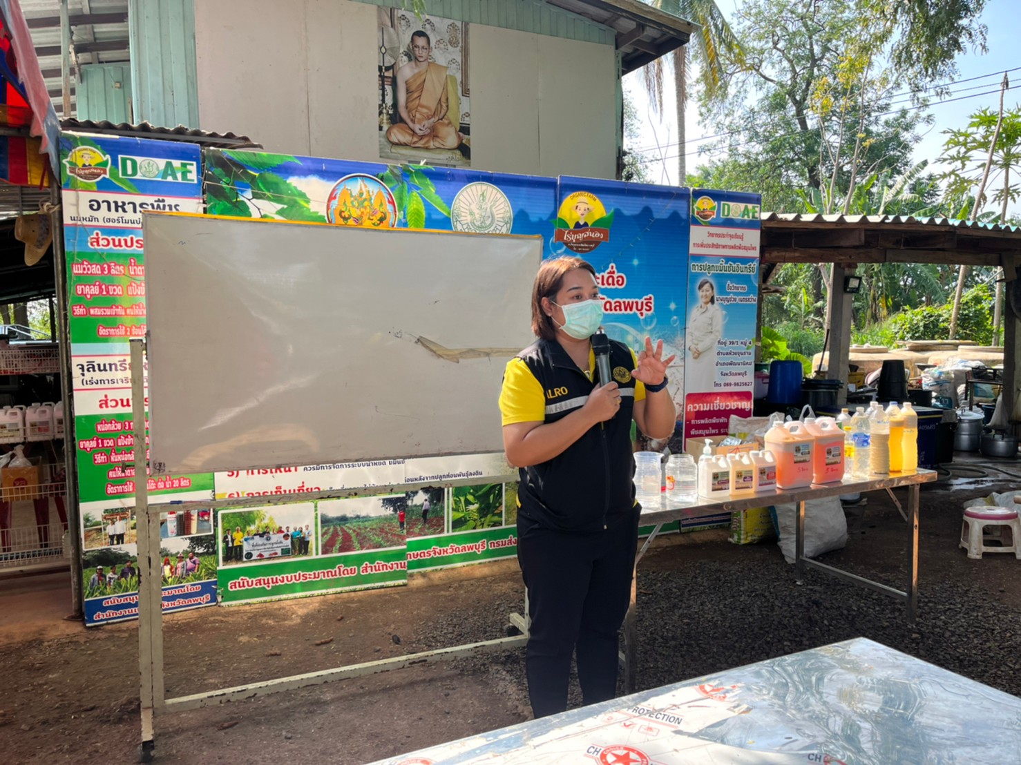 จัดอบรมโครงการส่งเสริมการผลิตและช่องทางการจัดจำหน่ายสินค้าเกษตรอินทรีย์ในเขตปฏิรูปที่ดินจังหวัดลพบุรี ปีงบประมาณ พ.ศ. ๒๕๖๕