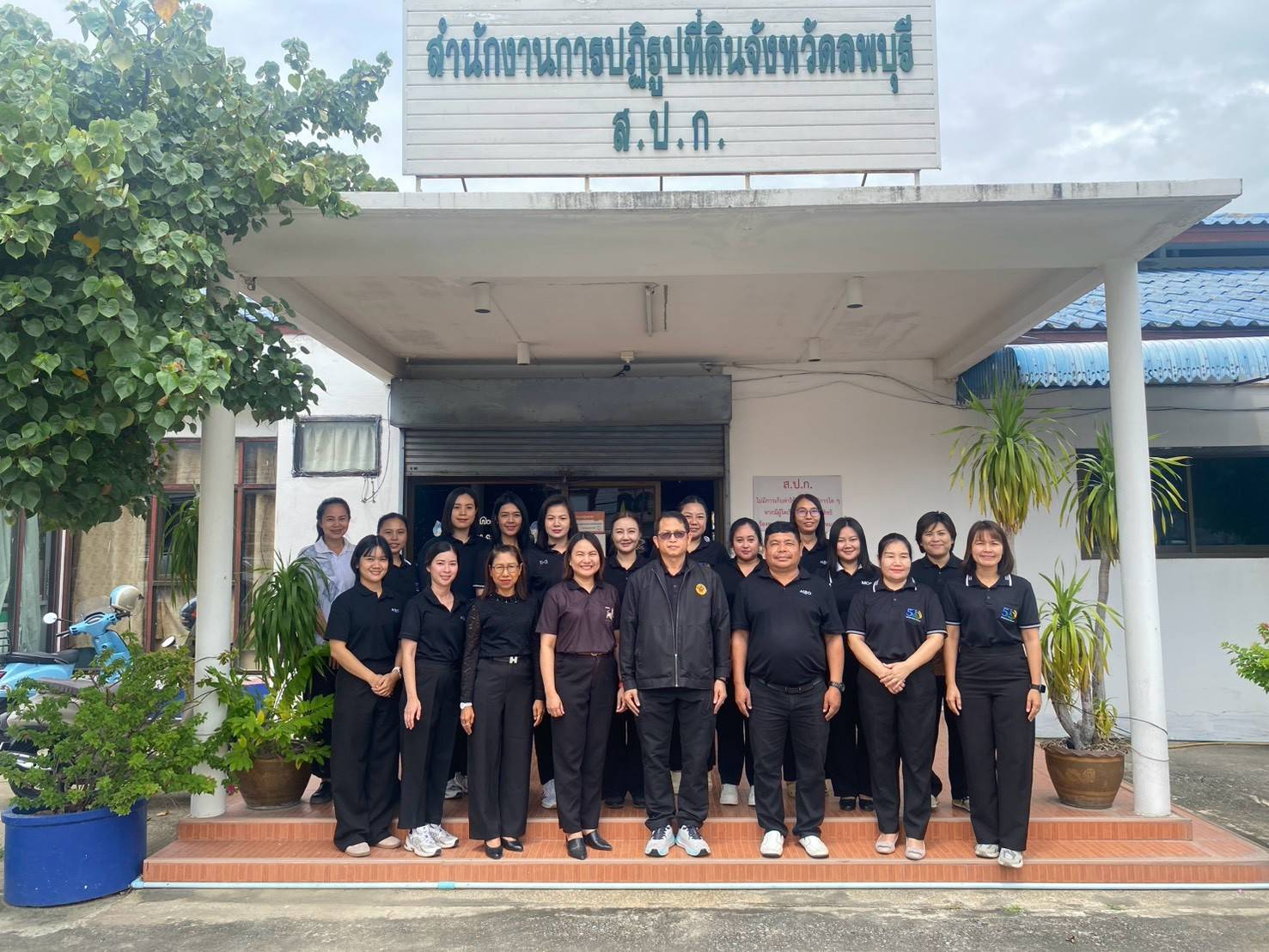 วันศุกร์ที่ 28 สิงหาคม 2569 เวลา 09.30 น. นายคมกฤษ แป้นโพธิ์กลาง ผู้ตรวจราชการกรม สำนักงานการปฏิรูปที่ดินเพื่อเกษตรกรรม ได้เข้าตรวจติดตามงานตามแผนงานของสำนักงานการปฏิรูปที่ดิน              จังหวัดลพบุรี ประจำปีงบประมาณ พ.ศ. 2569 รอบที่ 2 	ในการนี้ ผู้ตรวจราชการกรม ได้ให้ข้อเสนอแนะ แนวทางการแก้ไขปัญหา แนวทางการดำเนินงาน ที่เป็นประโยชน์ พร้อมทั้งให้เจ้าหน้าที่ทุกท่านปฏิบัติหน้าที่ด้วยความซื่อสัตย์ สุจริต มีความสามัคคี และได้ให้ขวัญกำลังใจในการปฏิบัติงานเพื่อให้ผลการปฏิบัติงานสำเร็จตามแผนงาน ณ ห้องประชุมสำนักงานการปฏิรูปที่ดินจังหวัดลพบุรี