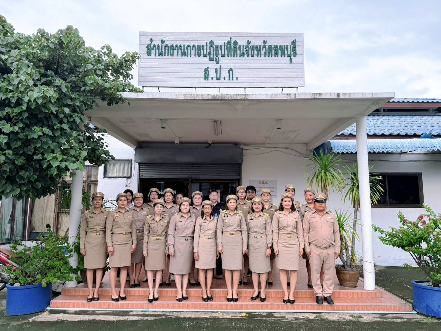 วันจันทร์ที่ 28 กันยายน 2569 เวลา 08.00 น. นางสาววรัญญา นิ่มกุล ปฏิรูปที่ดินจังหวัดลพบุรี พร้อมเจ้าหน้าที่ ส.ป.ก.ทุกกลุ่ม/ฝ่าย เข้าร่วมกิจกรรมเนื่องในวันพระราชทานธงชาติไทย (Thai National Flag Day) 28 กันยายน ประจำปี 2569 ณ บริเวณหน้าเสาธงสำนักงานการปฏิรูปที่ดินจังหวัดลพบุรี อ.เมือง จ.ลพบุรี