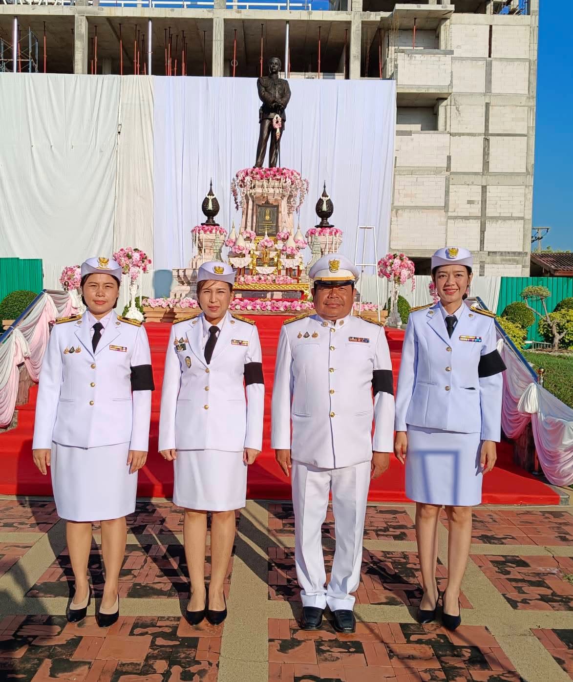 วันศุกร์ที่ 23 ตุลาคม 2569 นางสาววรัญญา นิ่มกุล ปฏิรูปที่ดินจังหวัดลพบุรีพร้อมเจ้าหน้าที่กลุ่มงานช่างเข้าร่วมพิธีวันปิยมหาราช(วันคล้ายวันสวรรคตพระบาทสมเด็จพระจุลจอมเกล้าเจ้าอยู่หัว)ประจำปี 2569 โดยมีนายวีรพงศ์ ฤทธิ์รอด ผู้ว่าราชการจังหวัดลพบุรี ณ พระบรมราชานุสาวรีย์พระบาทสมเด็จพระจุลจอมเกล้าเจ้าอยู่หัวบริเวณหน้าศาลากลางจังหวัดลพบุรี อำเภอเมืองลพบุรี จังหวัดลพบุรี 