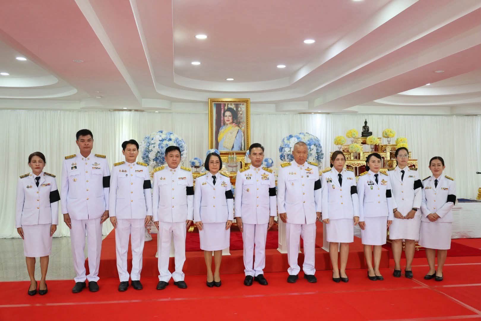 วันที่ 24 ตุลาคม 2569 นางสาววรัญญา นิ่มกุล ปฏิรูปที่ดินจังหวัดลพบุรี พร้อมด้วยเจ้าหน้าที่กลุ่มยุทธศาสตร์และการปฏิรูปที่ดิน เข้าร่วมพิธีทำบุญตักบาตรและพิธีบำเพ็ญกุศลอุทิศถวาย เนื่องในวันคล้ายวันสวรรคต สมเด็จพระนางเจ้าสิริกิติ์ พระบรมราชินีนาถ พระบรมราชชนนีพันปีหลวง และพิธีถวายดอกไม้จันทน์ภาคประชาชนตัวแทน น้อมรำลึกในพระมหากรุณาธิคุณ สมเด็จพระบรมราชชนนีพันปีหลวง โดยมีนายวีรพงศ์ ฤทธิ์รอด ผู้ว่าราชการจังหวัดลพบุรี เป็นประธานในพิธี ณ โรงเรียนวินิตศึกษาในพระราชูปถัมภ์ฯแห่งที่ 2 ตำบลโพธิ์เก้าต้น อำเภอเมืองลพบุรี จังหวัดลพบุรี