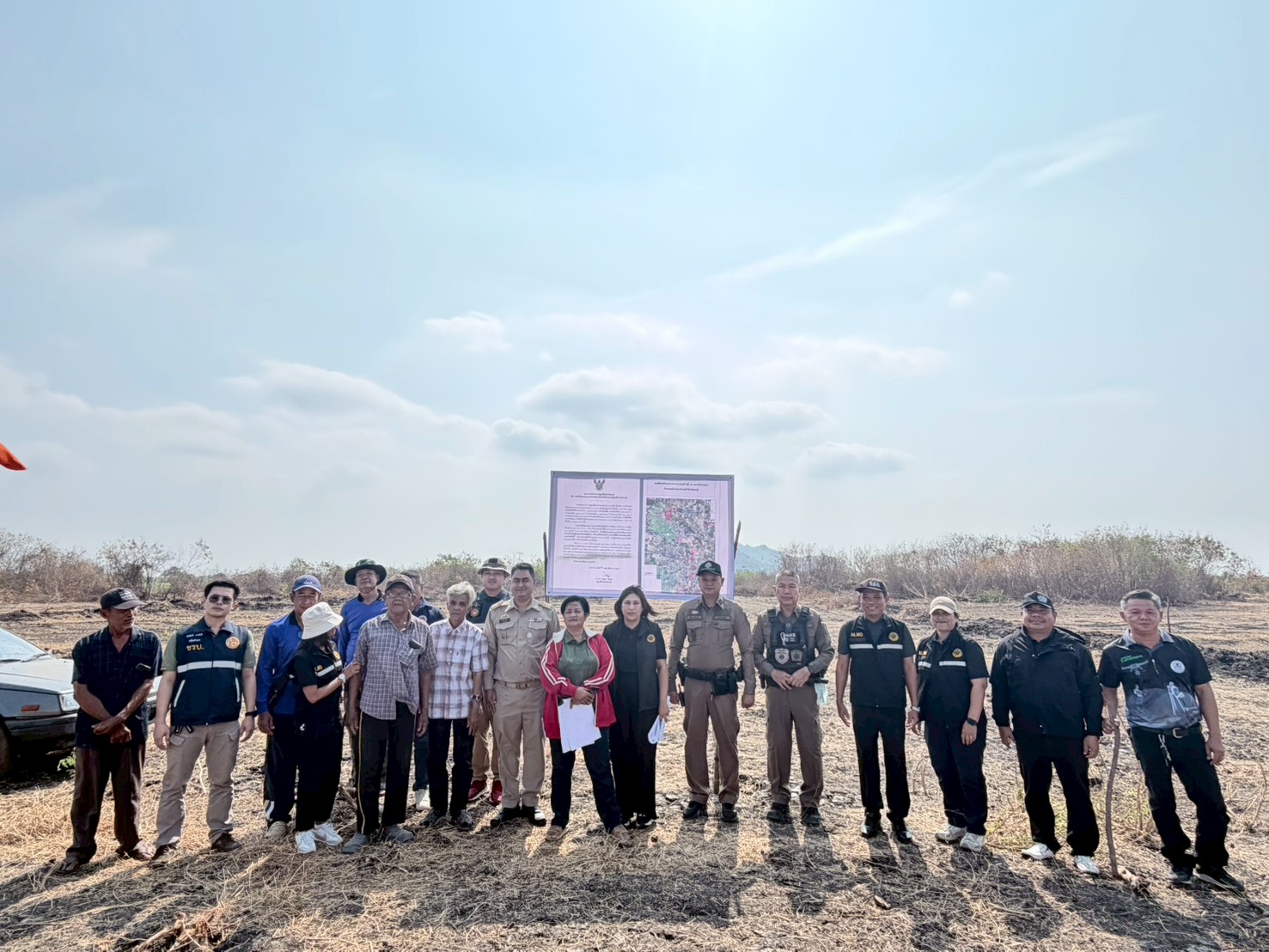 ลงพื้นที่ปักป้ายประกาศ เรื่อง ห้ามมิให้บุคคลใดบุกรุกเข้ามาใช้ประโยชน์ในที่ดินในเขตปฏิรูปที่ดินจังหวัดลพบุรี