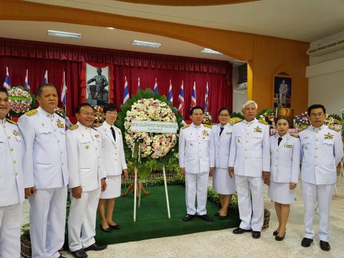 พิธีวางพวงมาลาถวายราชสักการะ และจุดธูป เทียนเครื่องทองน้อย อ่านประกาศราชสดุดีเฉลิมพระเกียรติคุณ ต่อเบื้องหน้าพระบรมสาทิศลักษณ์ ของสมเด็จพระนเรศวรมหาราช เนื่องในวันคล้ายวันเสด็จสวรรคตของพระองค์ท่าน ณ มณฑลพิธีชั่วคราว ภายในหอประชุมอำเภอเมืองลพบุรี