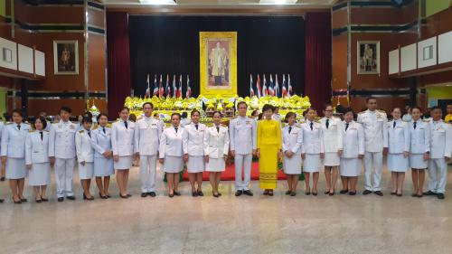 ร่วมงานพิธีทำบุญตักบาตรและถวายราชสักการะ (พานพู่มดอกไม้) และถวายบังคม เนื่องในวันพ่อแห่งชาติ พุทธศักราช 2562