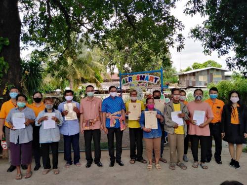มอบเช็คและสัญญากู้ยืมเงินกองทุนฯ ให้เกษตรกรจำนวน 20 กลุ่ม
