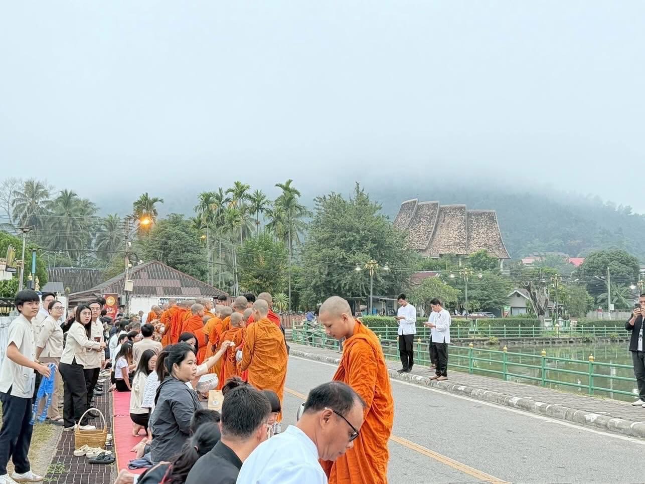 ร่วมกิจกรรมลองซอมเสริมบุญ รับอรุณเมืองสามหมอก ณ วัดจองคำ อำเภอเมืองแม่ฮ่องสอน จังหวัดแม่ฮ่องสอน