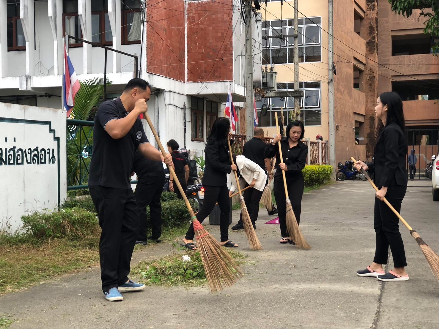 กิจกรรมหน้าบ้านน่ามอง สร้างสิ่งแวดล้อมน่าอยู่  เพื่อส่งเสริมในการ รักษาความสะอาด และ ปรับปรุงภูมิทัศน์ 