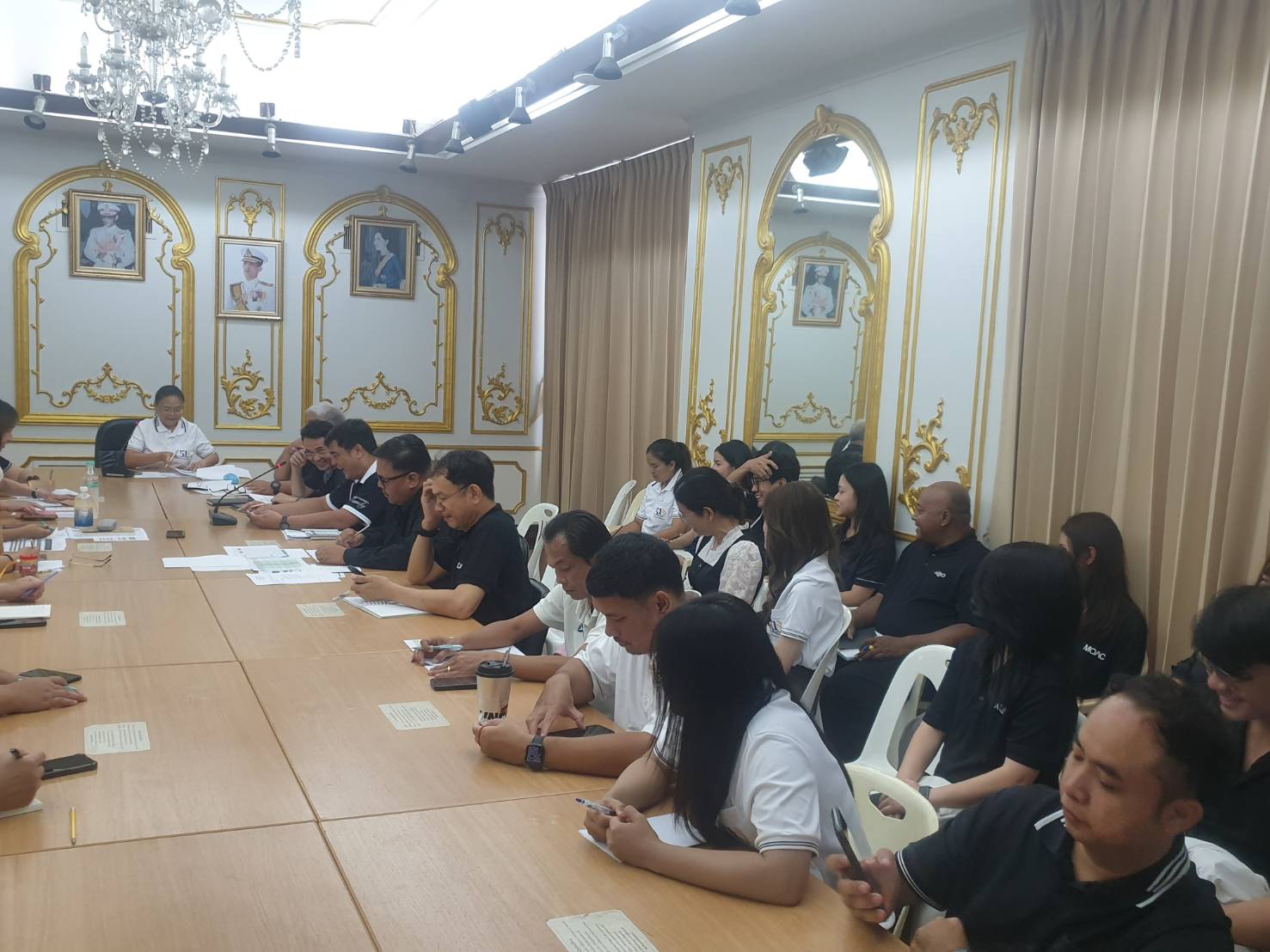 title - สำนักจัดการแผนที่และสารบบที่ดิน ประชุมประจำเดือนวันที่ 2 เมษายน 2569 โดยมี นางดาวรุ่ง ตันติไวทยพันธุ์ ผู้อำนวยการสำนัก เป็นประธาน