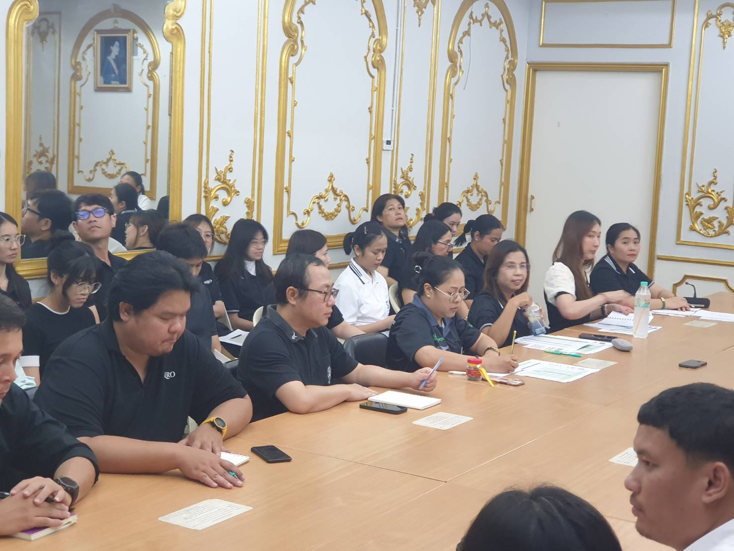 title - สำนักจัดการแผนที่และสารบบที่ดิน ประชุมประจำเดือนวันที่ 2 เมษายน 2569 โดยมี นางดาวรุ่ง ตันติไวทยพันธุ์ ผู้อำนวยการสำนัก เป็นประธาน