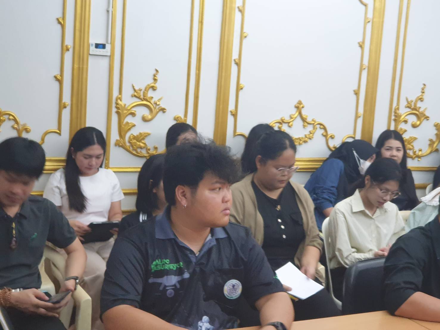 title - สำนักจัดการแผนที่และสารบบที่ดิน ประชุมประจำเดือนวันที่ 2 เมษายน 2569 โดยมี นางดาวรุ่ง ตันติไวทยพันธุ์ ผู้อำนวยการสำนัก เป็นประธาน