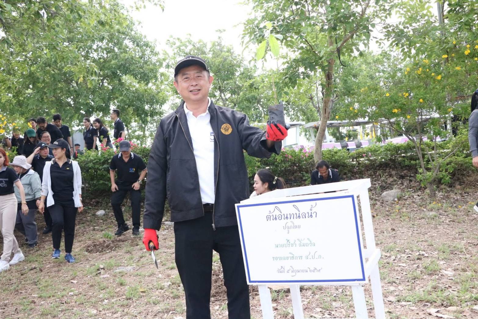 title - นางดาวรุ่ง ตันติไวทยาพันธุ์ ผู้อำนวยการสำนักจัดการแผนที่และสารบบที่ดิน ร่วมงานกิจกรรมวันต้นไม้ประจำปีของชาติ พ.ศ. 2569 วันที่ 5 มิถุนายน 2569 ณ.ศูนย์ส่งเสริมและพัฒนาอาชีพนอกภาคเกษตร อำเภอบางไทร  จังหวัดพระนครศรีอยุธยา