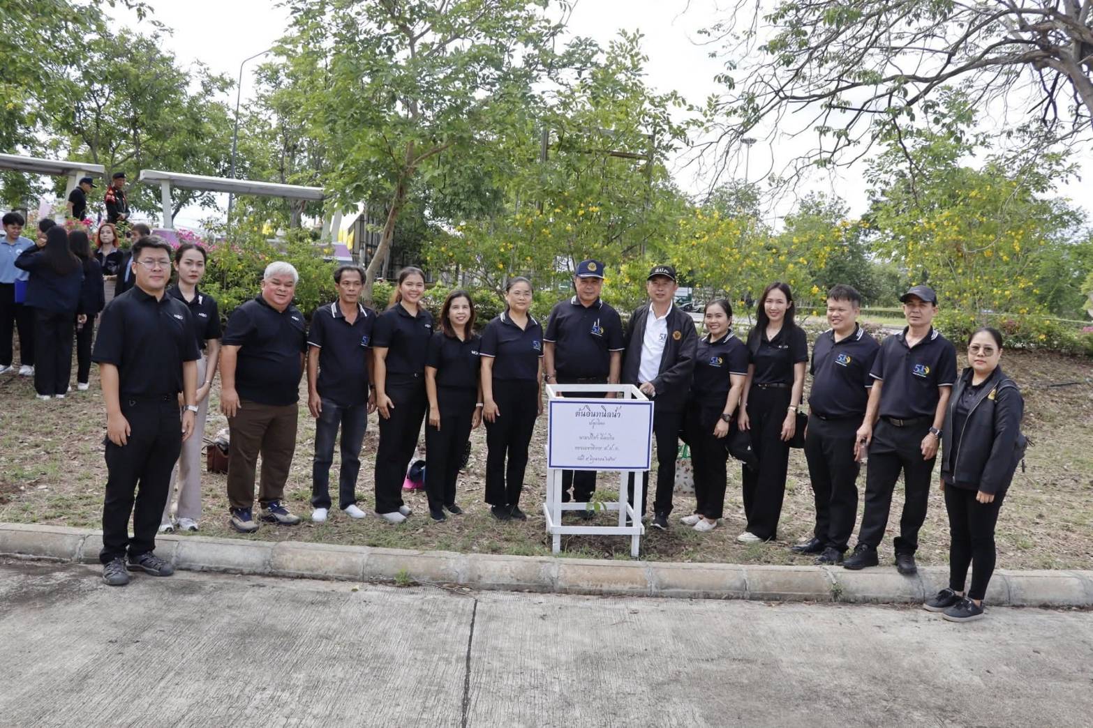 title - นางดาวรุ่ง ตันติไวทยาพันธุ์ ผู้อำนวยการสำนักจัดการแผนที่และสารบบที่ดิน ร่วมงานกิจกรรมวันต้นไม้ประจำปีของชาติ พ.ศ. 2569 วันที่ 5 มิถุนายน 2569 ณ.ศูนย์ส่งเสริมและพัฒนาอาชีพนอกภาคเกษตร อำเภอบางไทร  จังหวัดพระนครศรีอยุธยา