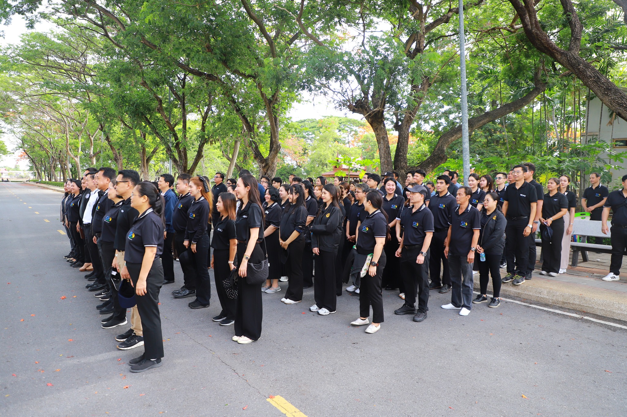 title - นางดาวรุ่ง ตันติไวทยาพันธุ์ ผู้อำนวยการสำนักจัดการแผนที่และสารบบที่ดิน ร่วมงานกิจกรรมวันต้นไม้ประจำปีของชาติ พ.ศ. 2569 วันที่ 5 มิถุนายน 2569 ณ.ศูนย์ส่งเสริมและพัฒนาอาชีพนอกภาคเกษตร อำเภอบางไทร  จังหวัดพระนครศรีอยุธยา