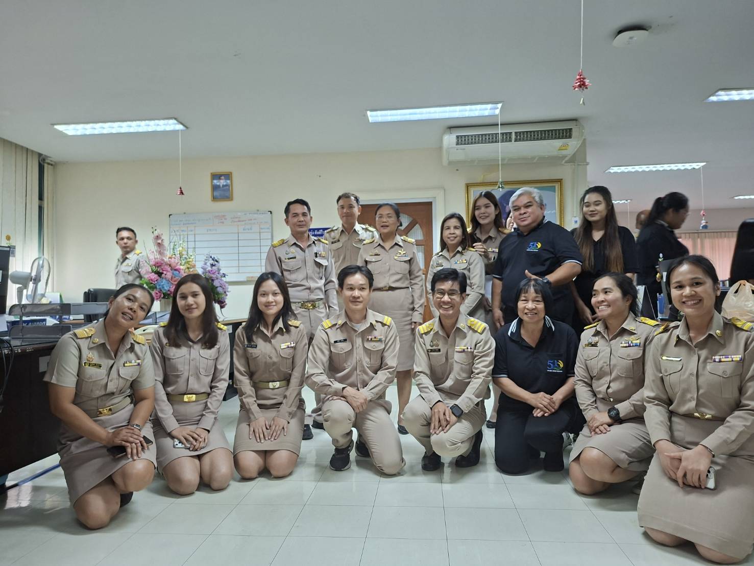 title - สำนักจัดการแผนที่และสารบบที่ดิน(สผส) ร่วมแสดงความยินดี ผู้อำนวยการสำนักจัดการแผนที่และสารบบที่ดิน นำโดย นายชาญณรงค์ ชุจันทร์ ผู้อำนวยการกลุ่มแผนที่พร้อมด้วย ผอ.กลุ่ม/ฝ่ายและเจ้าหน้าที่ ร่วมแสดงความยินดีและต้อนรับ นางดาวรุ่ง ตันติไวทยพันธุ์ ผู้อำนวยการสำนักจัดการแผนที่และสารบบที่ดิน ที่เข้ารับตำเเหน่ง ณ สำนักจัดการแผนที่เเละสารบบที่ดิน สำนักวานการปฎิรูปที่ดินเพื่อเกษตรกรรม ถนน ประดิพัทธ์ กรุงเทพ ในวันที่ 16 มีนาคม 2569