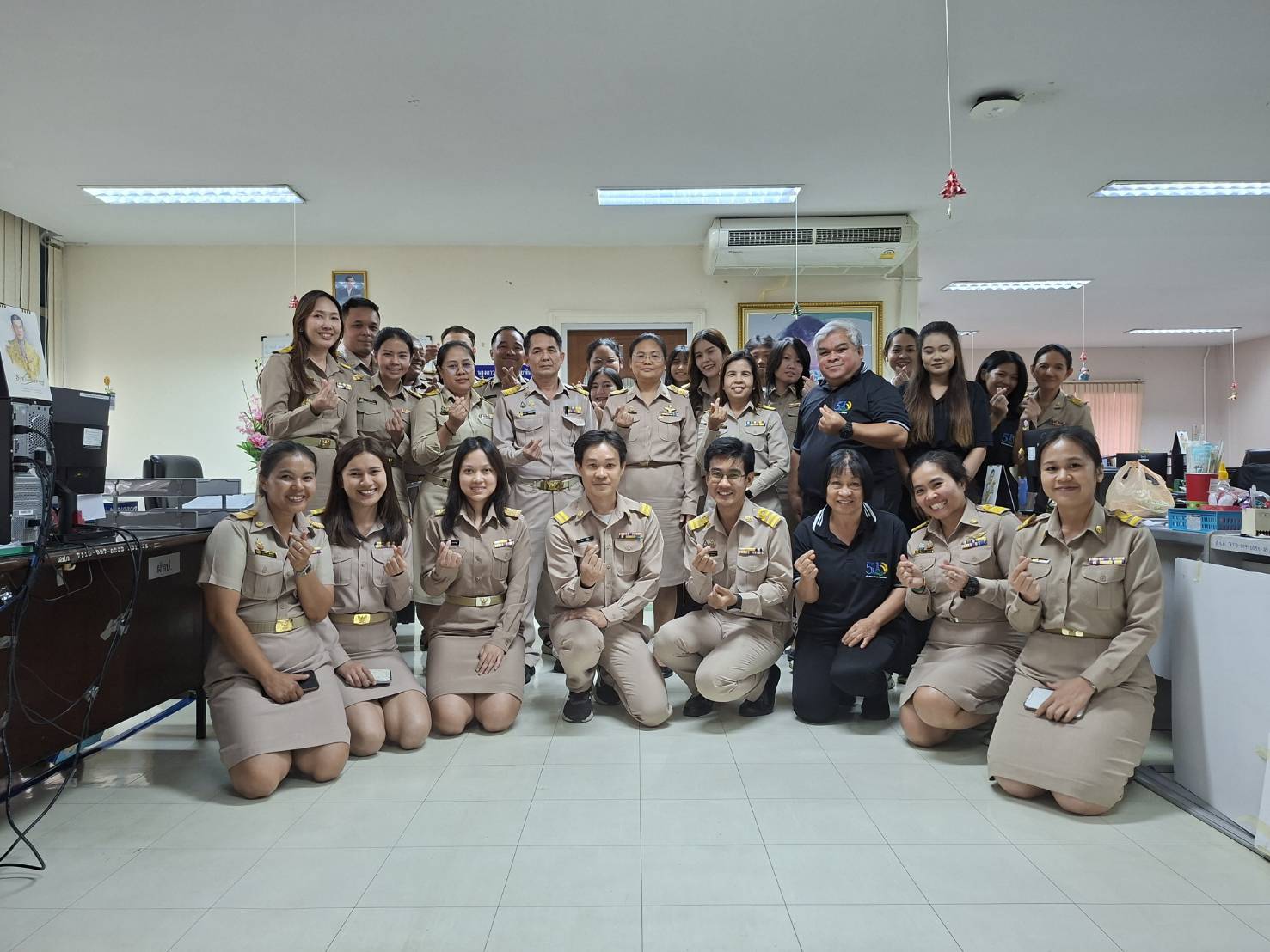 title - สำนักจัดการแผนที่และสารบบที่ดิน(สผส) ร่วมแสดงความยินดี ผู้อำนวยการสำนักจัดการแผนที่และสารบบที่ดิน นำโดย นายชาญณรงค์ ชุจันทร์ ผู้อำนวยการกลุ่มแผนที่พร้อมด้วย ผอ.กลุ่ม/ฝ่ายและเจ้าหน้าที่ ร่วมแสดงความยินดีและต้อนรับ นางดาวรุ่ง ตันติไวทยพันธุ์ ผู้อำนวยการสำนักจัดการแผนที่และสารบบที่ดิน ที่เข้ารับตำเเหน่ง ณ สำนักจัดการแผนที่เเละสารบบที่ดิน สำนักวานการปฎิรูปที่ดินเพื่อเกษตรกรรม ถนน ประดิพัทธ์ กรุงเทพ ในวันที่ 16 มีนาคม 2569