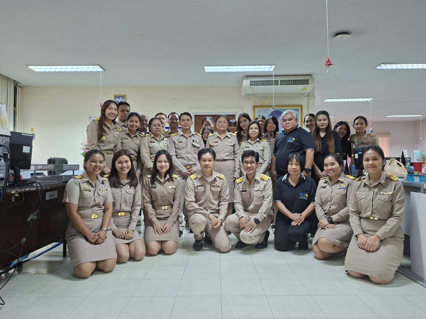 title - สำนักจัดการแผนที่และสารบบที่ดิน(สผส) ร่วมแสดงความยินดี ผู้อำนวยการสำนักจัดการแผนที่และสารบบที่ดิน นำโดย นายชาญณรงค์ ชุจันทร์ ผู้อำนวยการกลุ่มแผนที่พร้อมด้วย ผอ.กลุ่ม/ฝ่ายและเจ้าหน้าที่ ร่วมแสดงความยินดีและต้อนรับ นางดาวรุ่ง ตันติไวทยพันธุ์ ผู้อำนวยการสำนักจัดการแผนที่และสารบบที่ดิน ที่เข้ารับตำเเหน่ง ณ สำนักจัดการแผนที่เเละสารบบที่ดิน สำนักวานการปฎิรูปที่ดินเพื่อเกษตรกรรม ถนน ประดิพัทธ์ กรุงเทพ ในวันที่ 16 มีนาคม 2569