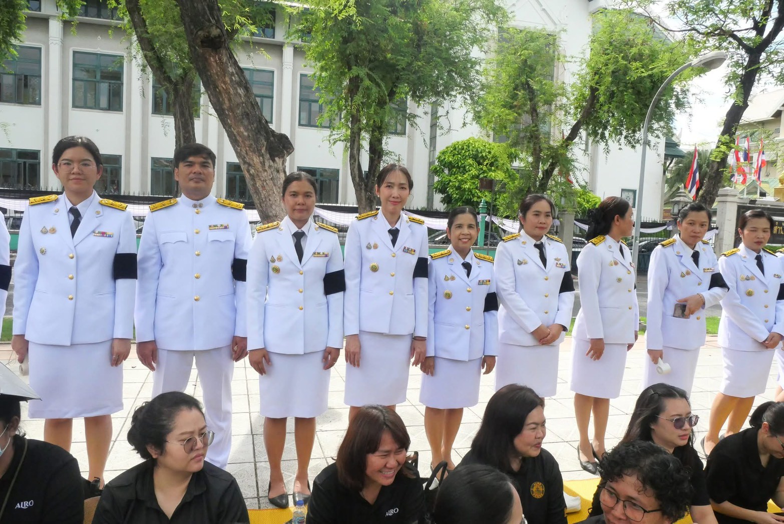 title - นางดาวรุ่ง ตันติไวทยพันธ์ุ ผู้อำนายการสำนักจัดการแผนที่และสารบบที่ดิน พร้อมด้วย ข้าราชการ พนักงานราชการ ลูกจ้าง ร่วมเข้าเฝ้าๆและน้อมส่งเสด็จในการเคลื่อนขบวนอัญเชิญพระศพสมเด็จพระเจ้าลูกเธอเจ้าฟ้าพัขรกิติยาภา นเรนทิราเทพยวดี กรมหลวงราชสาริณีสิริพัชร มหาวัขรราชสุดา จากโรงพยาบาลจุฬาลงกรณ์ ไปยังพระที่นั่งพิมานรัตยา ในพระบรมมหาราชวัง ณ ถนนราขดำเนินนอก (ด้านหน้าสำนักงานการปฎิรูปที่ดินเพื่อเกษตรกรรม)