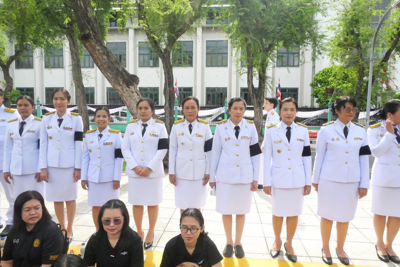 title - นางดาวรุ่ง ตันติไวทยพันธ์ุ ผู้อำนายการสำนักจัดการแผนที่และสารบบที่ดิน พร้อมด้วย ข้าราชการ พนักงานราชการ ลูกจ้าง ร่วมเข้าเฝ้าๆและน้อมส่งเสด็จในการเคลื่อนขบวนอัญเชิญพระศพสมเด็จพระเจ้าลูกเธอเจ้าฟ้าพัขรกิติยาภา นเรนทิราเทพยวดี กรมหลวงราชสาริณีสิริพัชร มหาวัขรราชสุดา จากโรงพยาบาลจุฬาลงกรณ์ ไปยังพระที่นั่งพิมานรัตยา ในพระบรมมหาราชวัง ณ ถนนราขดำเนินนอก (ด้านหน้าสำนักงานการปฎิรูปที่ดินเพื่อเกษตรกรรม)