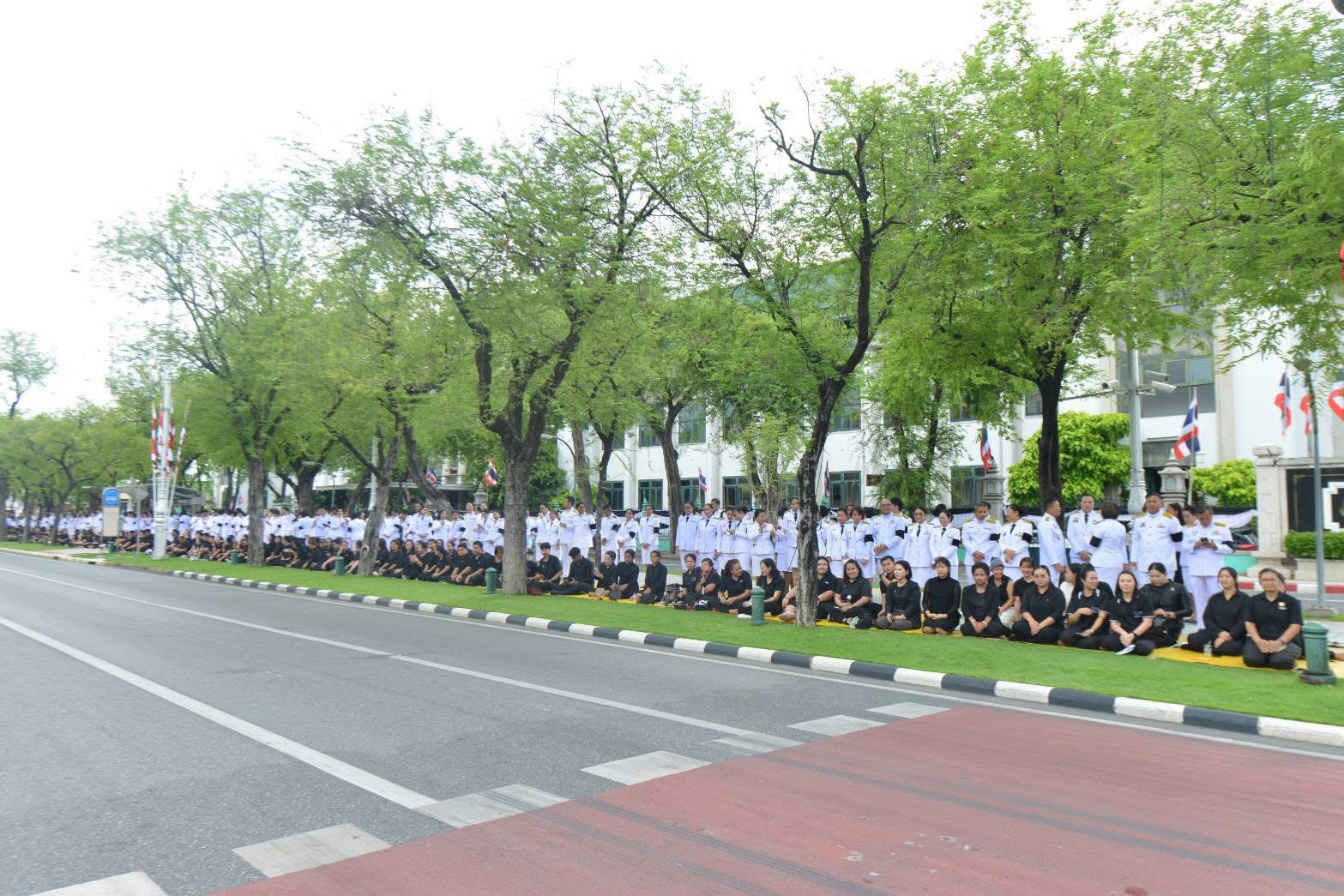 title - นางดาวรุ่ง ตันติไวทยพันธ์ุ ผู้อำนายการสำนักจัดการแผนที่และสารบบที่ดิน พร้อมด้วย ข้าราชการ พนักงานราชการ ลูกจ้าง ร่วมเข้าเฝ้าๆและน้อมส่งเสด็จในการเคลื่อนขบวนอัญเชิญพระศพสมเด็จพระเจ้าลูกเธอเจ้าฟ้าพัขรกิติยาภา นเรนทิราเทพยวดี กรมหลวงราชสาริณีสิริพัชร มหาวัขรราชสุดา จากโรงพยาบาลจุฬาลงกรณ์ ไปยังพระที่นั่งพิมานรัตยา ในพระบรมมหาราชวัง ณ ถนนราขดำเนินนอก (ด้านหน้าสำนักงานการปฎิรูปที่ดินเพื่อเกษตรกรรม)