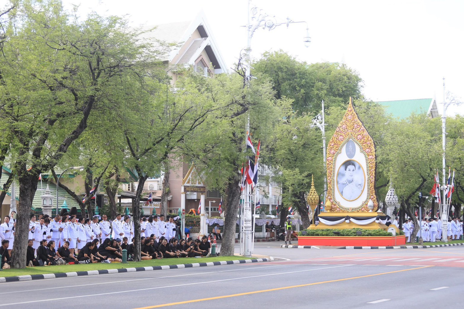 title - นางดาวรุ่ง ตันติไวทยพันธ์ุ ผู้อำนายการสำนักจัดการแผนที่และสารบบที่ดิน พร้อมด้วย ข้าราชการ พนักงานราชการ ลูกจ้าง ร่วมเข้าเฝ้าๆและน้อมส่งเสด็จในการเคลื่อนขบวนอัญเชิญพระศพสมเด็จพระเจ้าลูกเธอเจ้าฟ้าพัขรกิติยาภา นเรนทิราเทพยวดี กรมหลวงราชสาริณีสิริพัชร มหาวัขรราชสุดา จากโรงพยาบาลจุฬาลงกรณ์ ไปยังพระที่นั่งพิมานรัตยา ในพระบรมมหาราชวัง ณ ถนนราขดำเนินนอก (ด้านหน้าสำนักงานการปฎิรูปที่ดินเพื่อเกษตรกรรม)