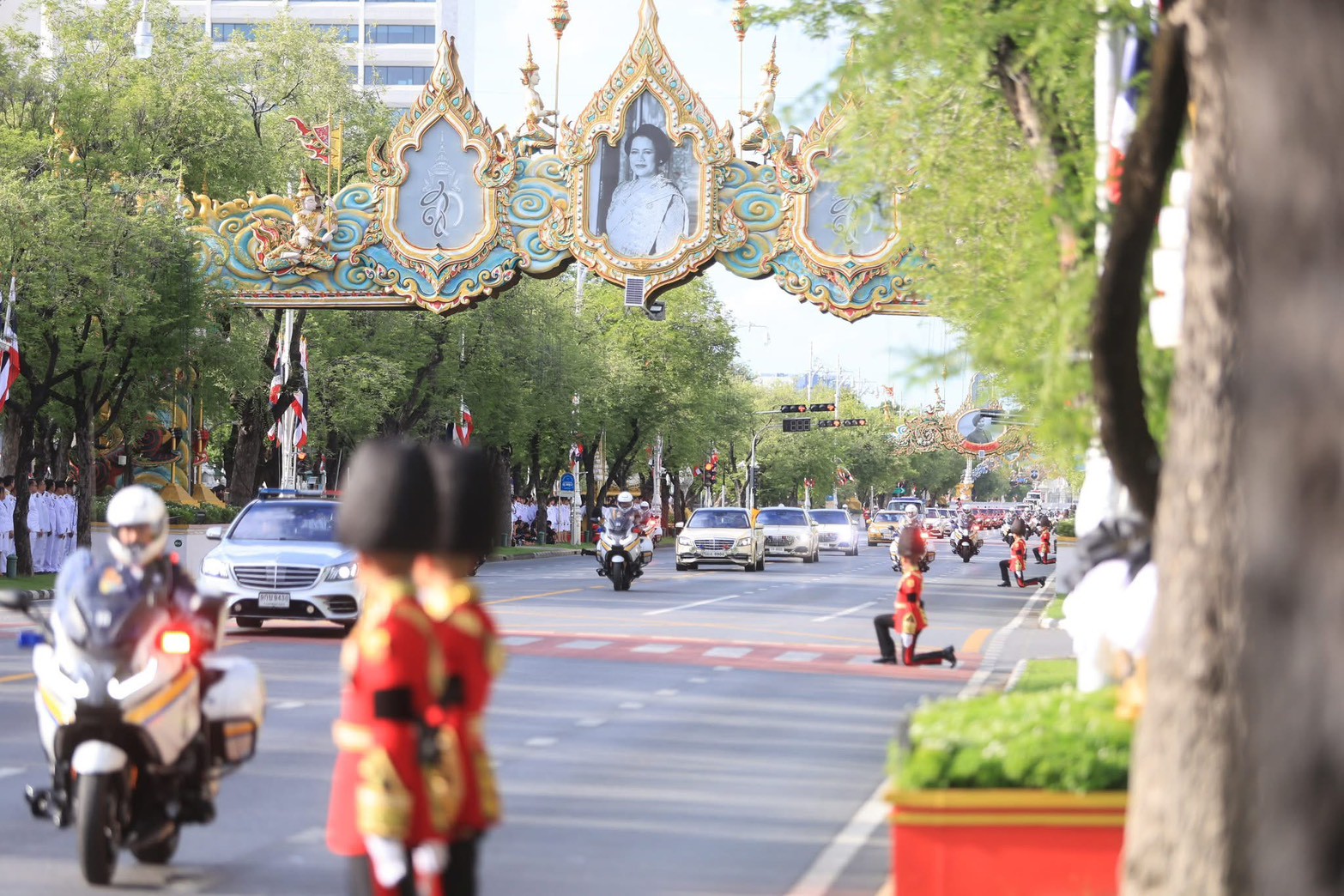 title - นางดาวรุ่ง ตันติไวทยพันธ์ุ ผู้อำนายการสำนักจัดการแผนที่และสารบบที่ดิน พร้อมด้วย ข้าราชการ พนักงานราชการ ลูกจ้าง ร่วมเข้าเฝ้าๆและน้อมส่งเสด็จในการเคลื่อนขบวนอัญเชิญพระศพสมเด็จพระเจ้าลูกเธอเจ้าฟ้าพัขรกิติยาภา นเรนทิราเทพยวดี กรมหลวงราชสาริณีสิริพัชร มหาวัขรราชสุดา จากโรงพยาบาลจุฬาลงกรณ์ ไปยังพระที่นั่งพิมานรัตยา ในพระบรมมหาราชวัง ณ ถนนราขดำเนินนอก (ด้านหน้าสำนักงานการปฎิรูปที่ดินเพื่อเกษตรกรรม)