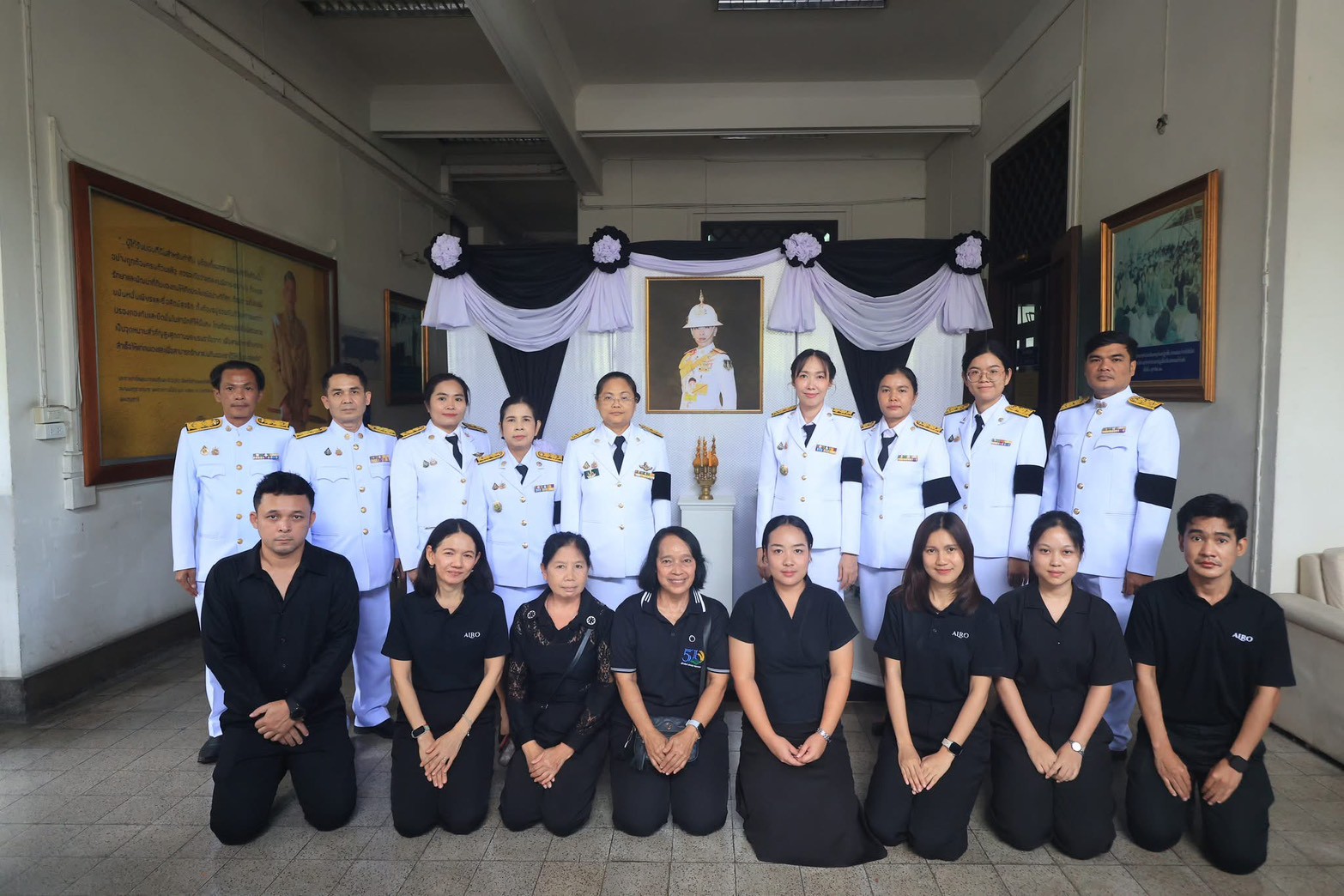 title - นางดาวรุ่ง ตันติไวทยพันธ์ุ ผู้อำนายการสำนักจัดการแผนที่และสารบบที่ดิน พร้อมด้วย ข้าราชการ พนักงานราชการ ลูกจ้าง ร่วมเข้าเฝ้าๆและน้อมส่งเสด็จในการเคลื่อนขบวนอัญเชิญพระศพสมเด็จพระเจ้าลูกเธอเจ้าฟ้าพัขรกิติยาภา นเรนทิราเทพยวดี กรมหลวงราชสาริณีสิริพัชร มหาวัขรราชสุดา จากโรงพยาบาลจุฬาลงกรณ์ ไปยังพระที่นั่งพิมานรัตยา ในพระบรมมหาราชวัง ณ ถนนราขดำเนินนอก (ด้านหน้าสำนักงานการปฎิรูปที่ดินเพื่อเกษตรกรรม)