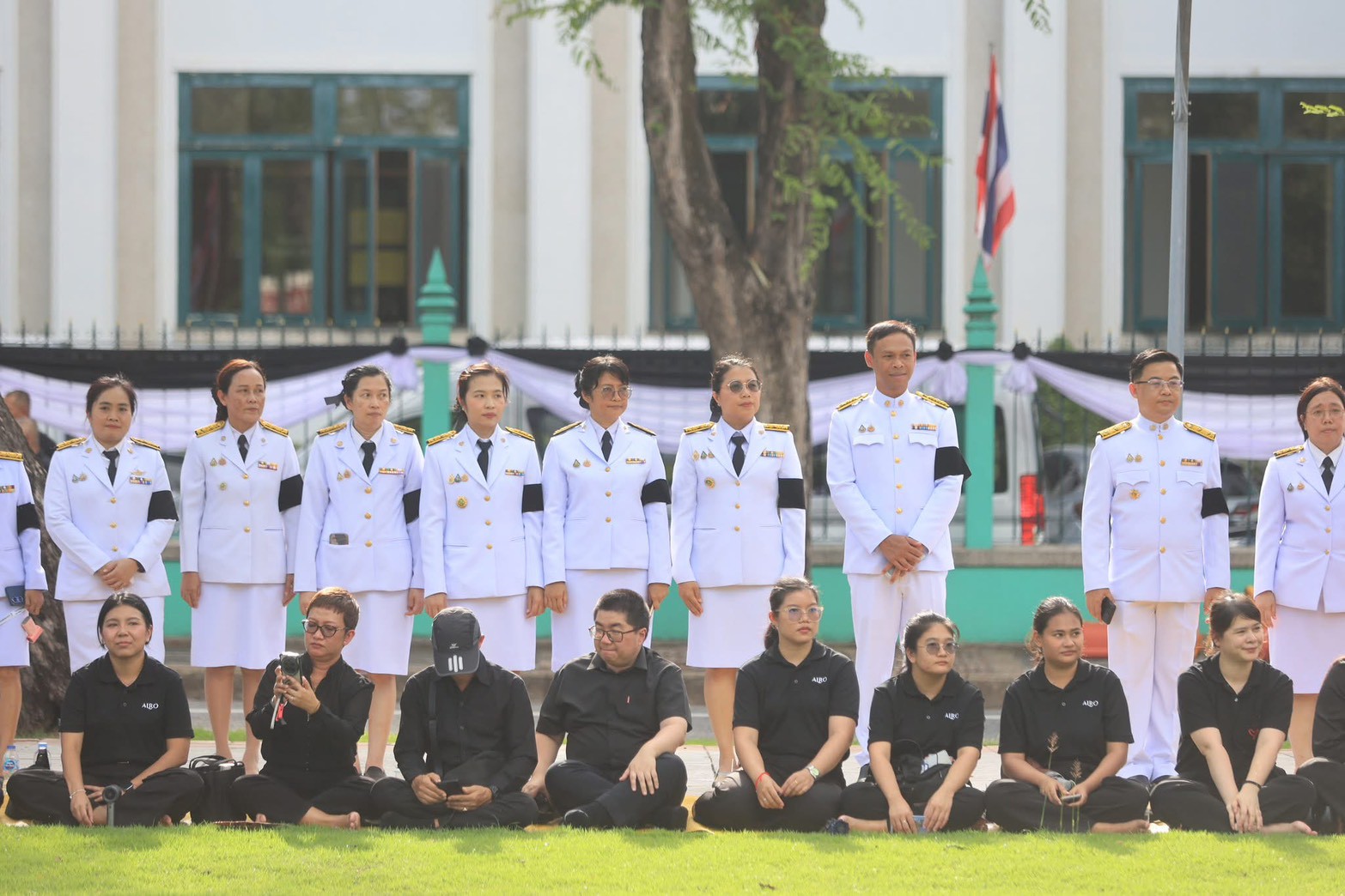 title - นางดาวรุ่ง ตันติไวทยพันธ์ุ ผู้อำนายการสำนักจัดการแผนที่และสารบบที่ดิน พร้อมด้วย ข้าราชการ พนักงานราชการ ลูกจ้าง ร่วมเข้าเฝ้าๆและน้อมส่งเสด็จในการเคลื่อนขบวนอัญเชิญพระศพสมเด็จพระเจ้าลูกเธอเจ้าฟ้าพัขรกิติยาภา นเรนทิราเทพยวดี กรมหลวงราชสาริณีสิริพัชร มหาวัขรราชสุดา จากโรงพยาบาลจุฬาลงกรณ์ ไปยังพระที่นั่งพิมานรัตยา ในพระบรมมหาราชวัง ณ ถนนราขดำเนินนอก (ด้านหน้าสำนักงานการปฎิรูปที่ดินเพื่อเกษตรกรรม)