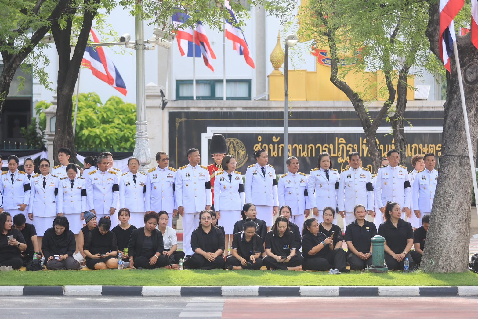 title - นางดาวรุ่ง ตันติไวทยพันธ์ุ ผู้อำนายการสำนักจัดการแผนที่และสารบบที่ดิน พร้อมด้วย ข้าราชการ พนักงานราชการ ลูกจ้าง ร่วมเข้าเฝ้าๆและน้อมส่งเสด็จในการเคลื่อนขบวนอัญเชิญพระศพสมเด็จพระเจ้าลูกเธอเจ้าฟ้าพัขรกิติยาภา นเรนทิราเทพยวดี กรมหลวงราชสาริณีสิริพัชร มหาวัขรราชสุดา จากโรงพยาบาลจุฬาลงกรณ์ ไปยังพระที่นั่งพิมานรัตยา ในพระบรมมหาราชวัง ณ ถนนราขดำเนินนอก (ด้านหน้าสำนักงานการปฎิรูปที่ดินเพื่อเกษตรกรรม)